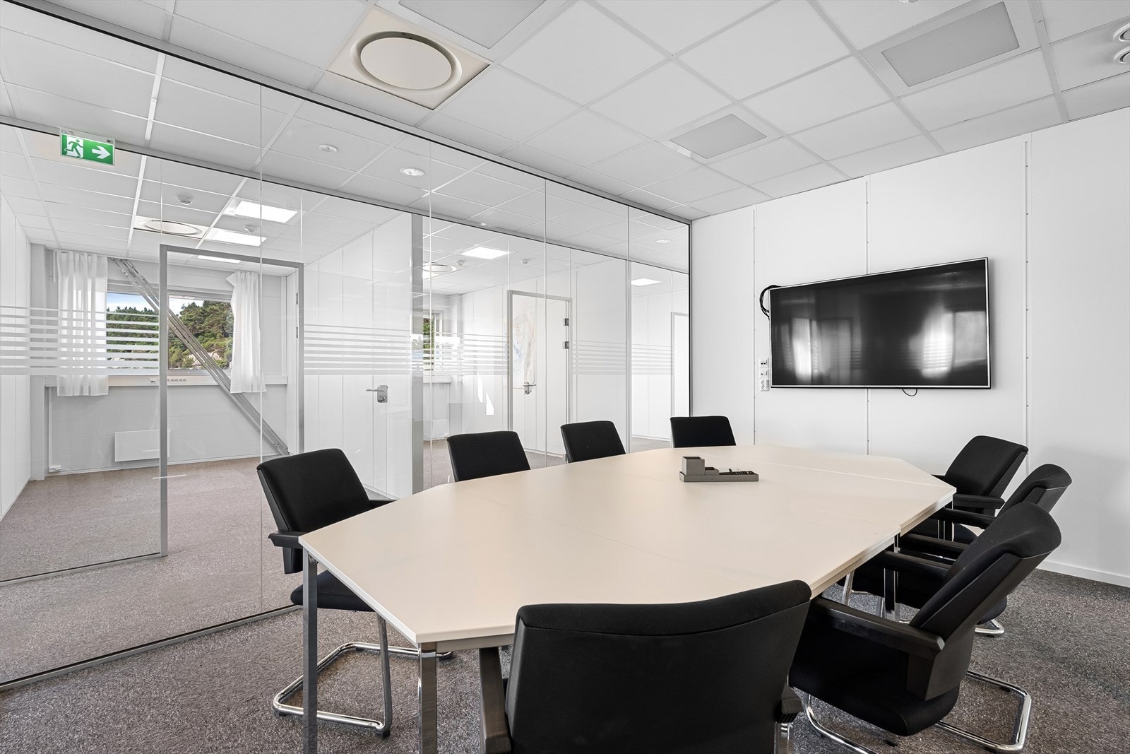 Oppvarming er med el.-ovner og ventilasjon anlegg. Galleribilde