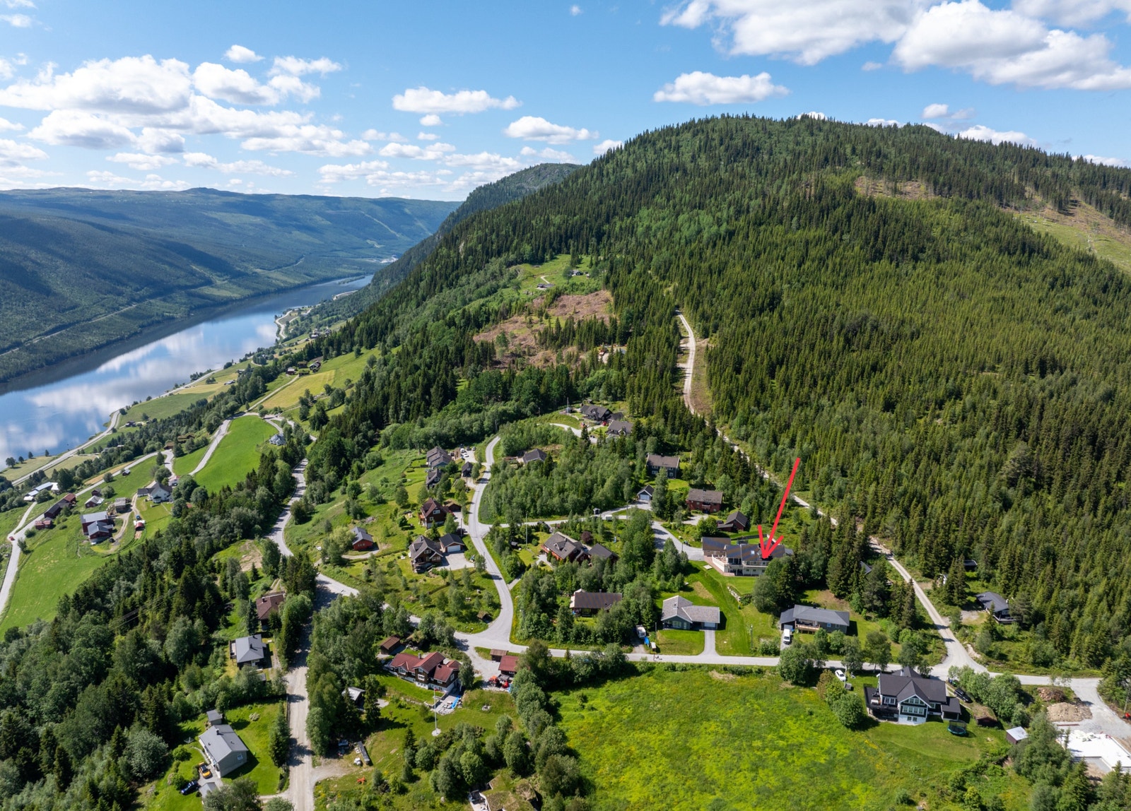 Nydelig område med turstier, solrikt og utsikt. Galleribilde