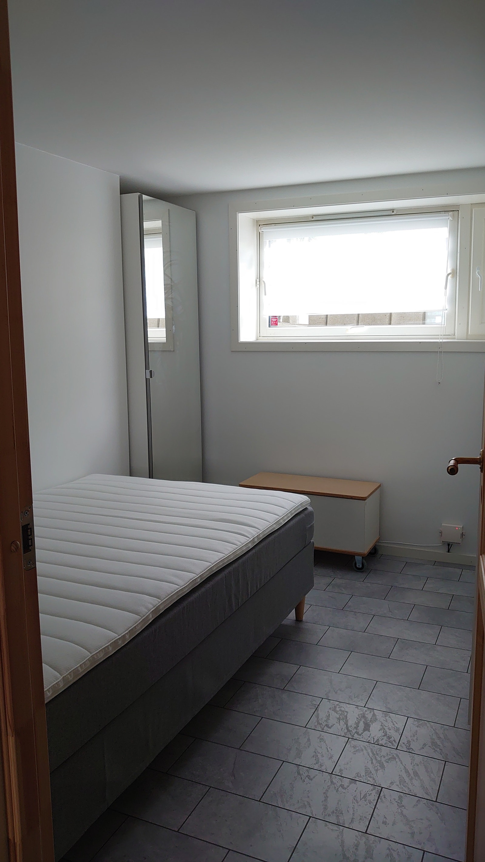 Soverom med vindu mot vest, speilskap, 120cm seng m/dyne og pute. Galleribilde