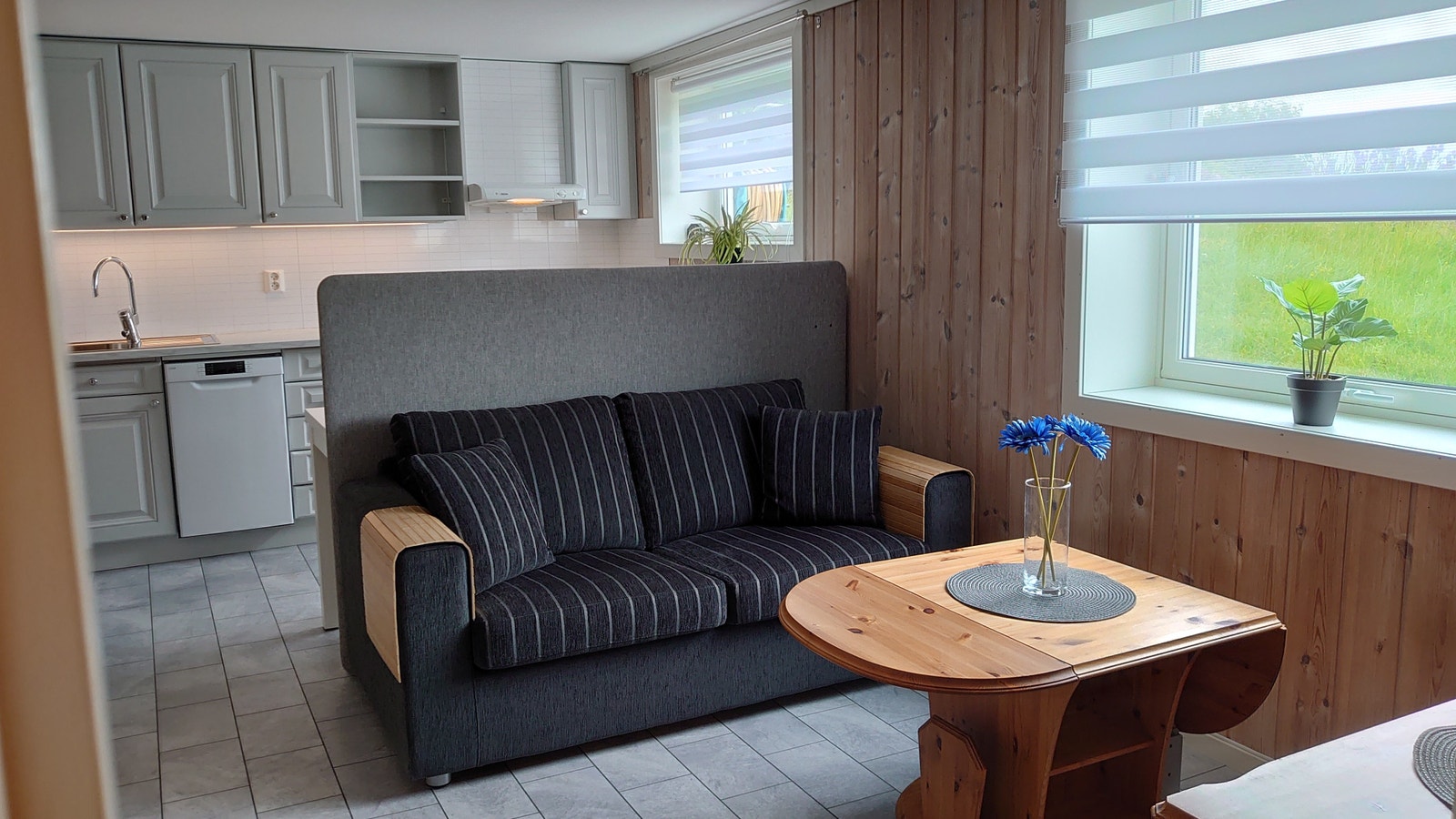 Kjøkken-stue åpen løsning med 2 vinduer mot øst.
Det kommer ny sofa og nytt bord. Galleribilde