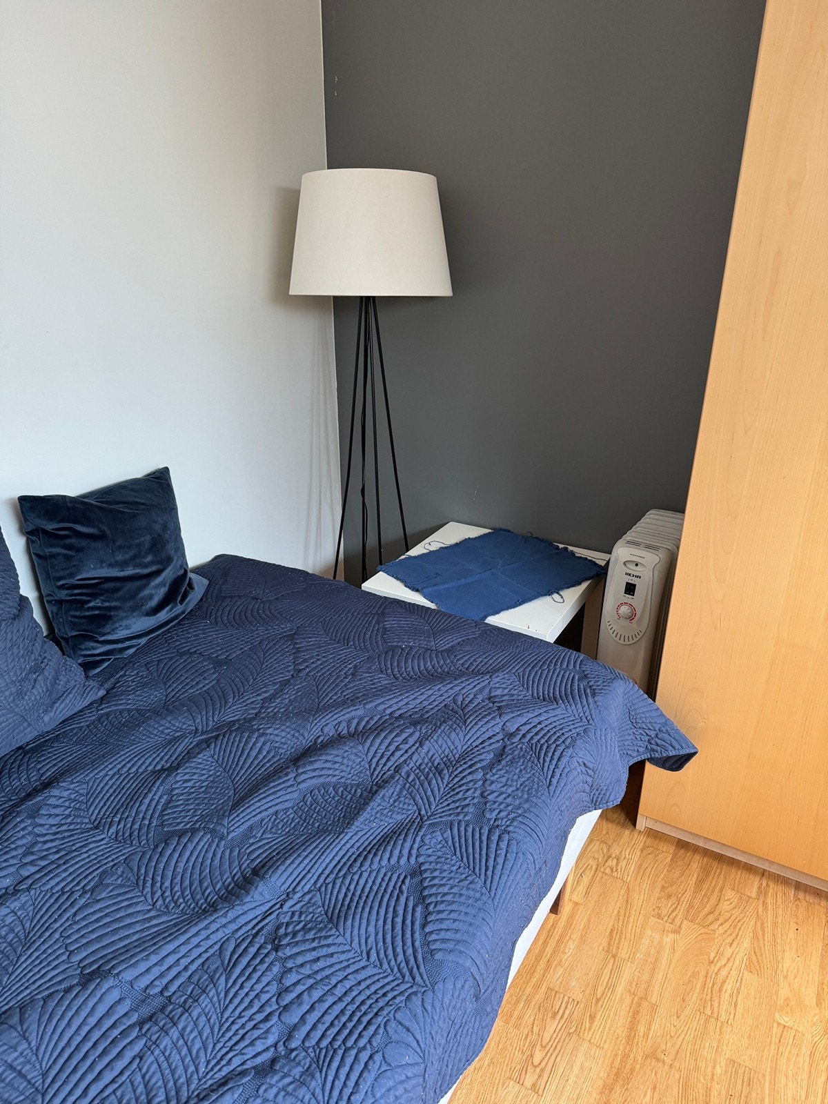 Lampe og lite bord medfølger om ønskelig Galleribilde