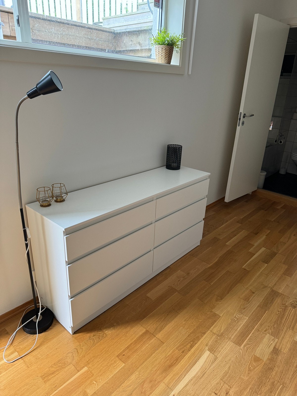 Lampe og kommode medfølger om ønskelig Galleribilde