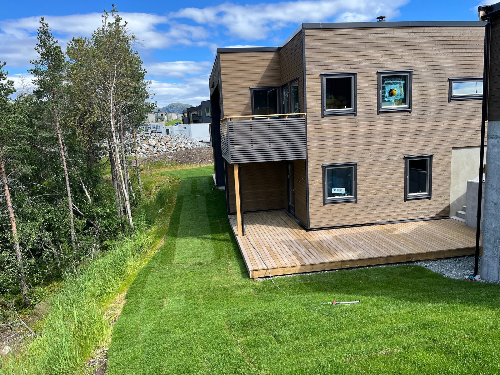 Boligen har nå fått grønn gressplen Galleribilde