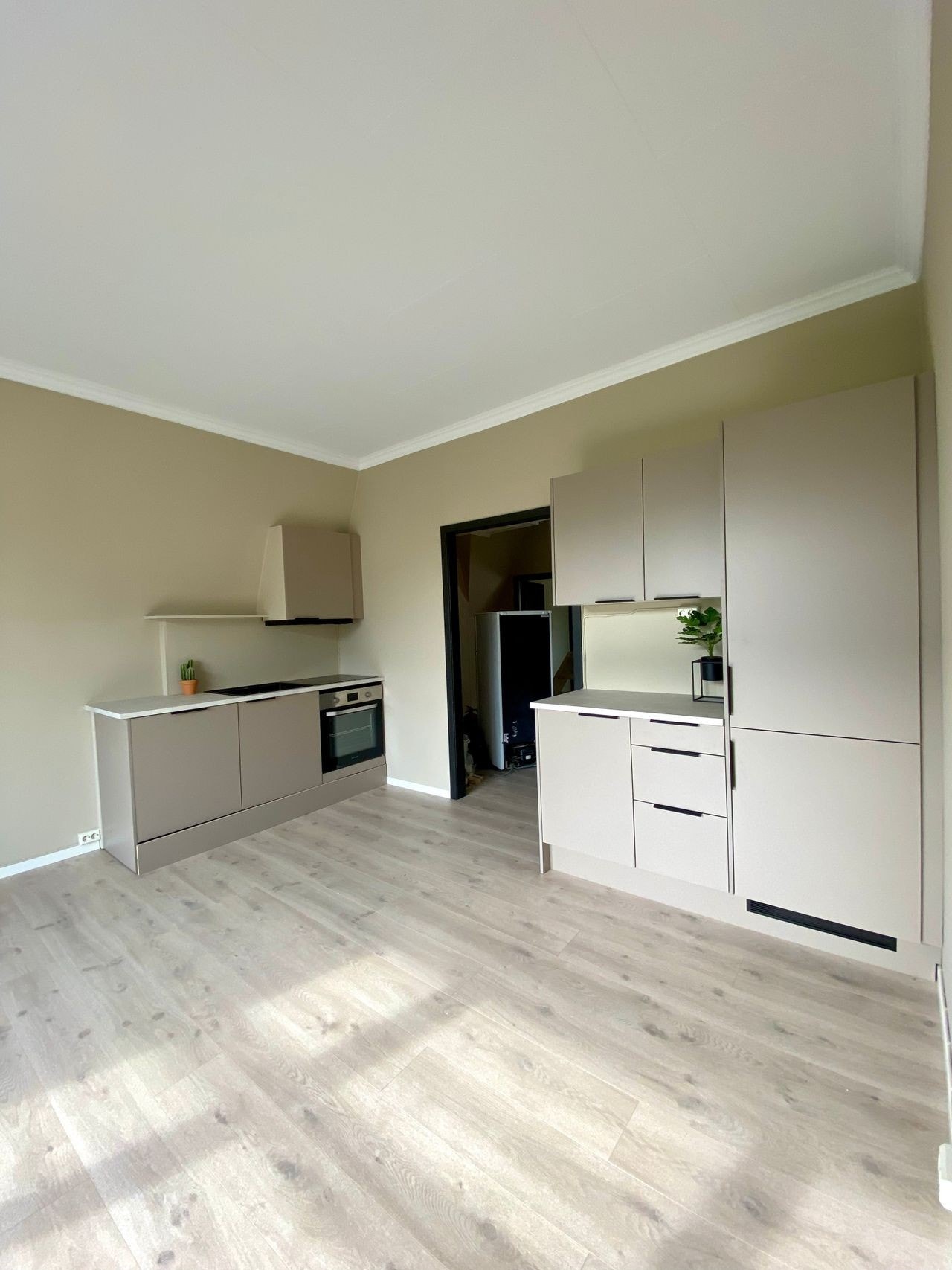 HELT NY KJØKKENINNREDING MED INTEGRERTE HVITEVARER Galleribilde