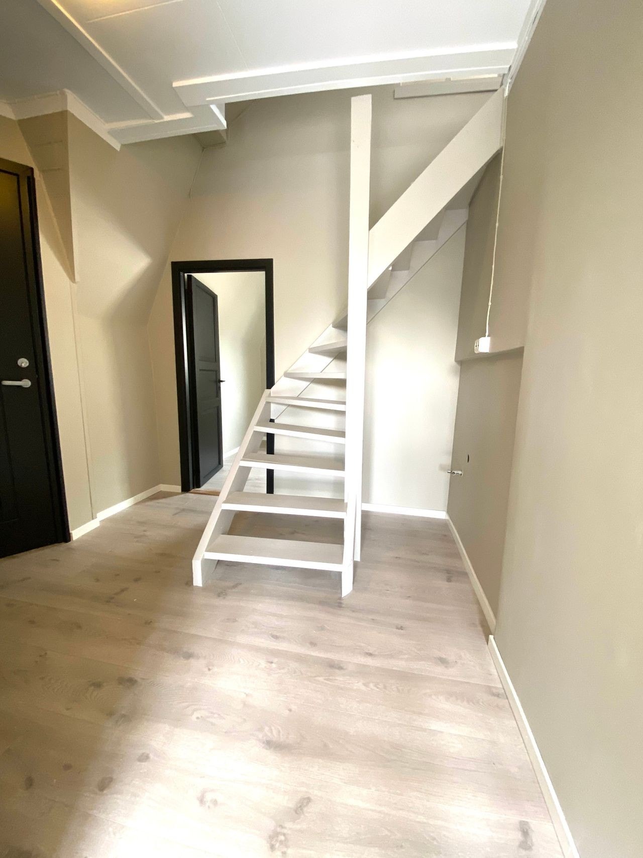 ENTRÈ MED TRAPP OPP TIL LOFT Galleribilde