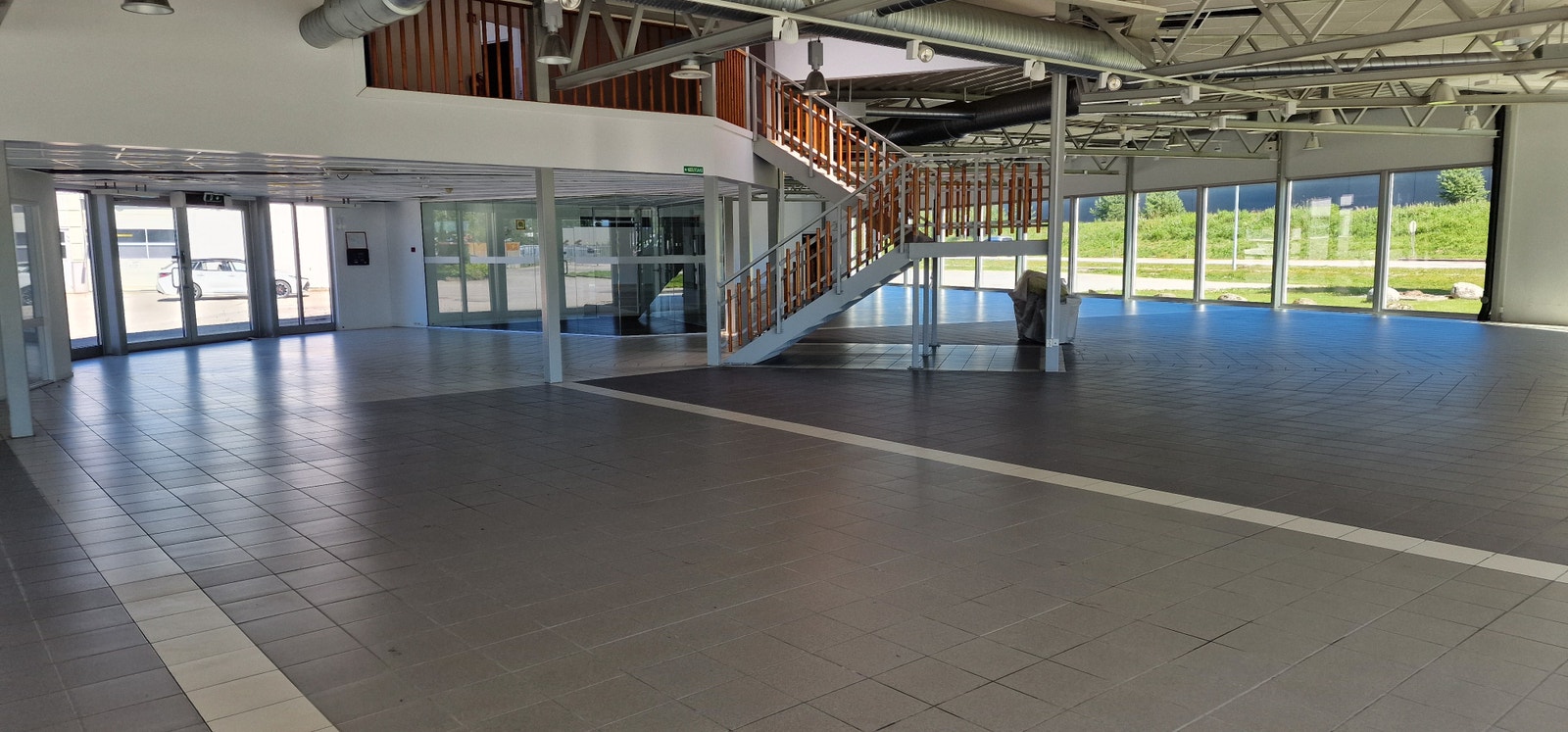 salgshall med adkomst via trapp til møterom/kontorer Galleribilde