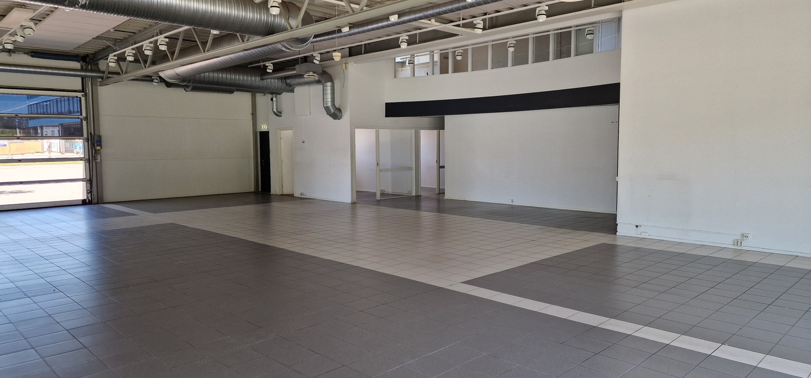 Del av salgshall med kundemottak Galleribilde