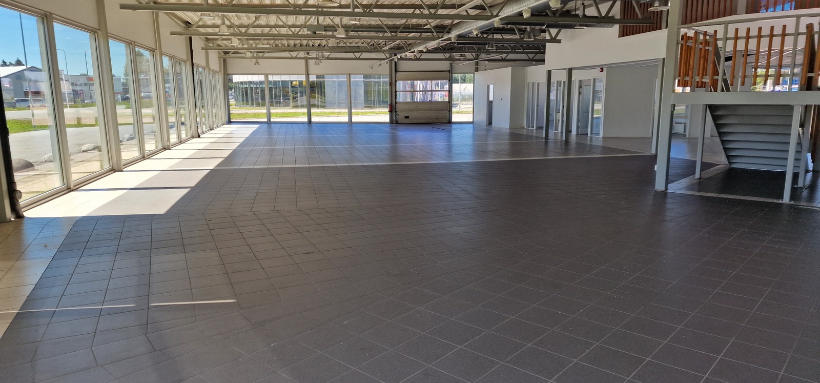 Salgshall/showrom Galleribilde