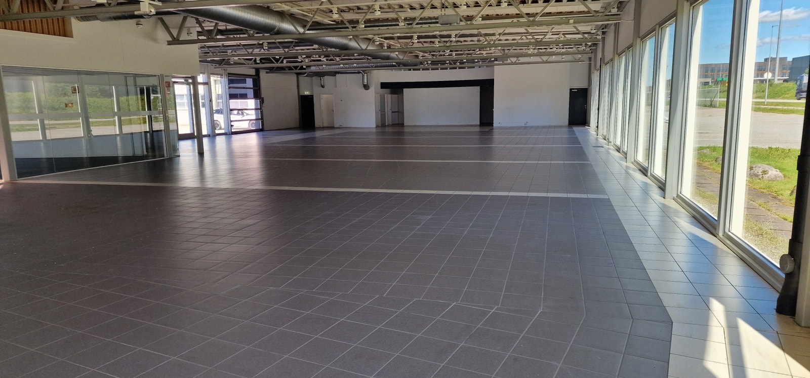 Salgshall langs Fylkesvei 174 Galleribilde