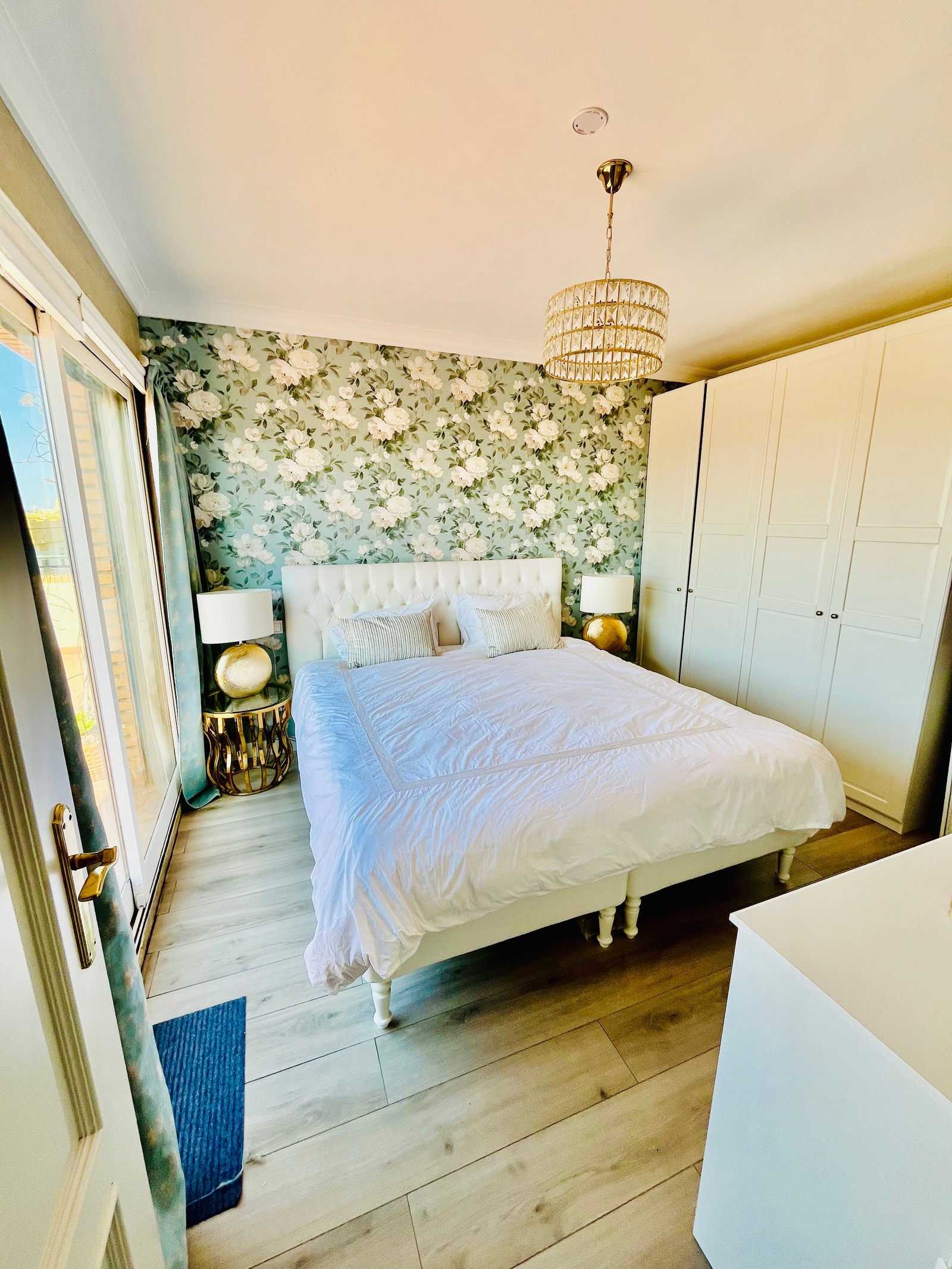 Master bedroom. Sengen kan ikke deles. Fast seng. Bredde 180. Dobbelt dyne. Galleribilde