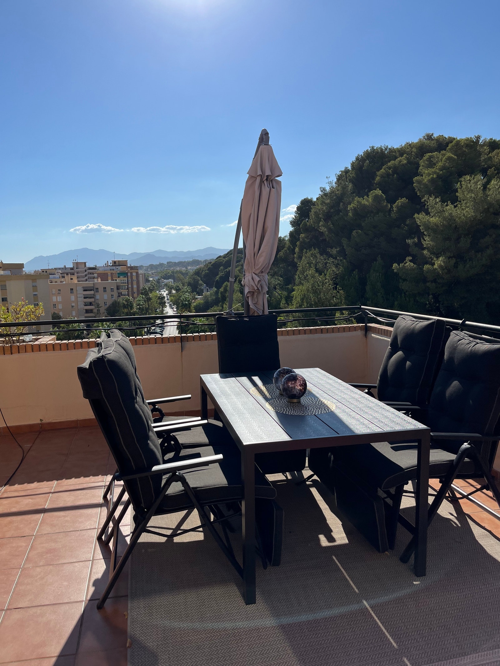 Spisegruppe på veranda, vestvendt. Solen går ned 21-21.30 Galleribilde