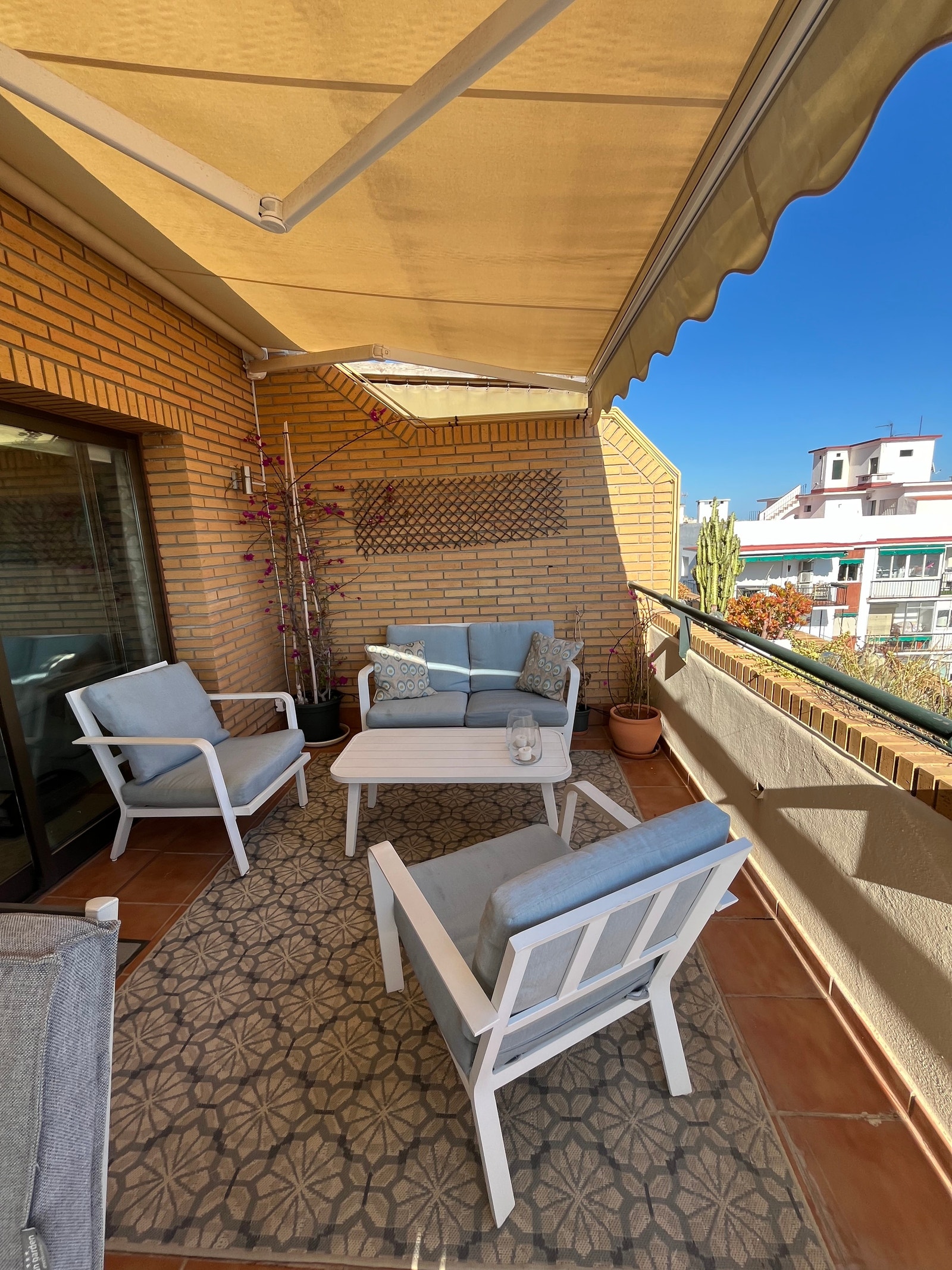 Veranda. Det er to markiser, 6 meter bredde mot syd. Galleribilde