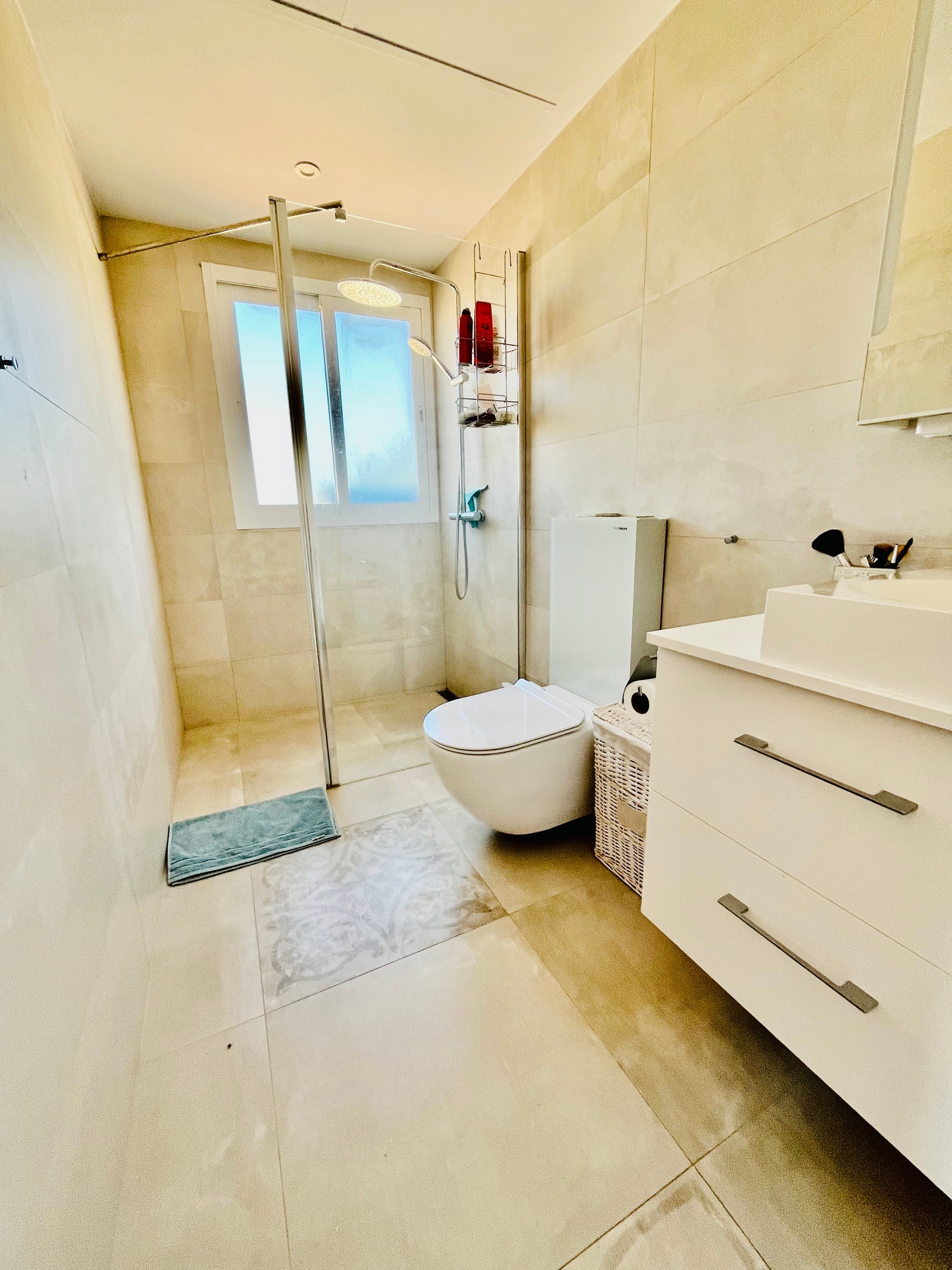 Bad tilhørende master bedroom. Her finnes hårføner Galleribilde