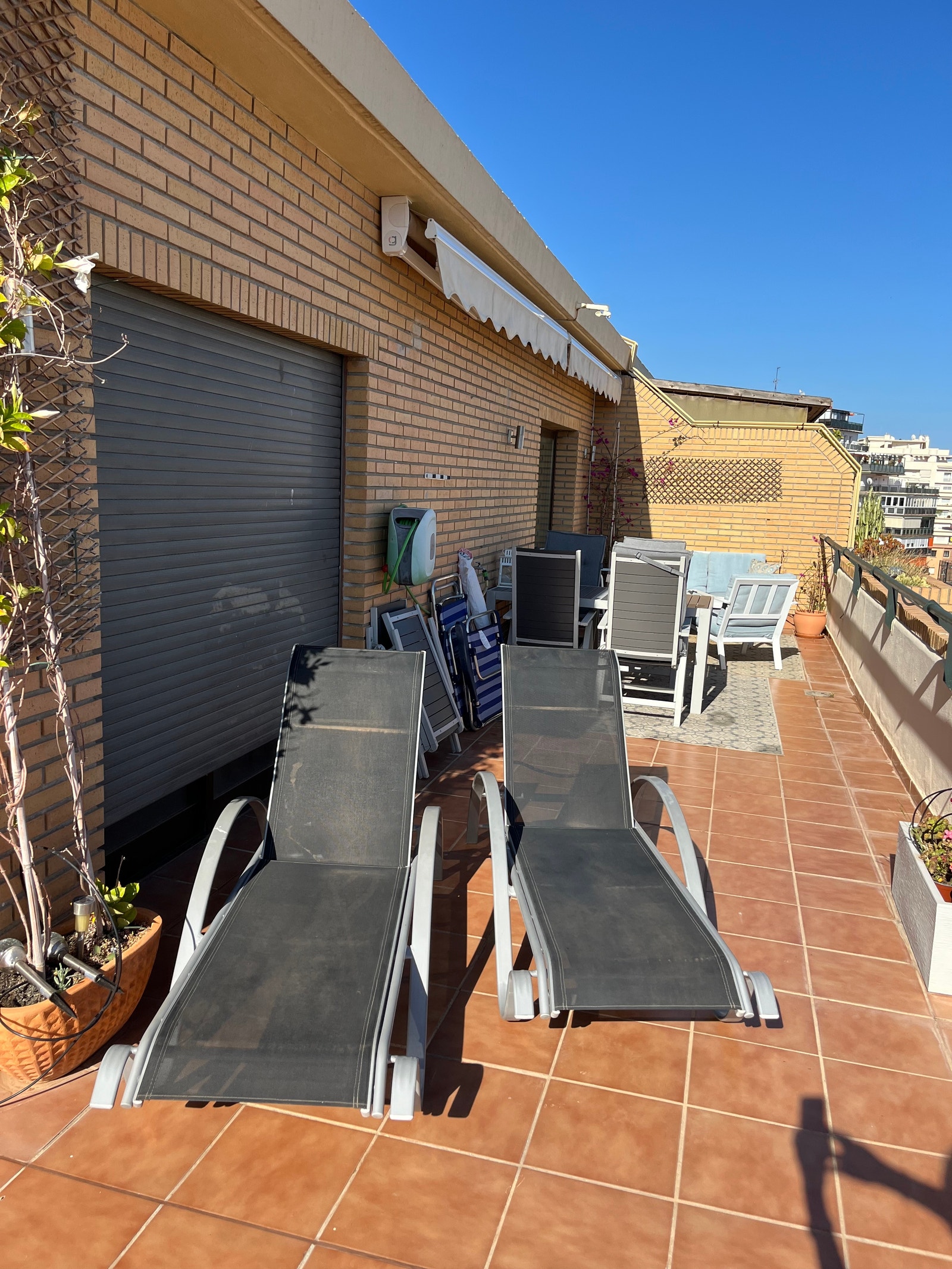 Veranda mot sørsiden. Det finnes 3 solsenger. Galleribilde