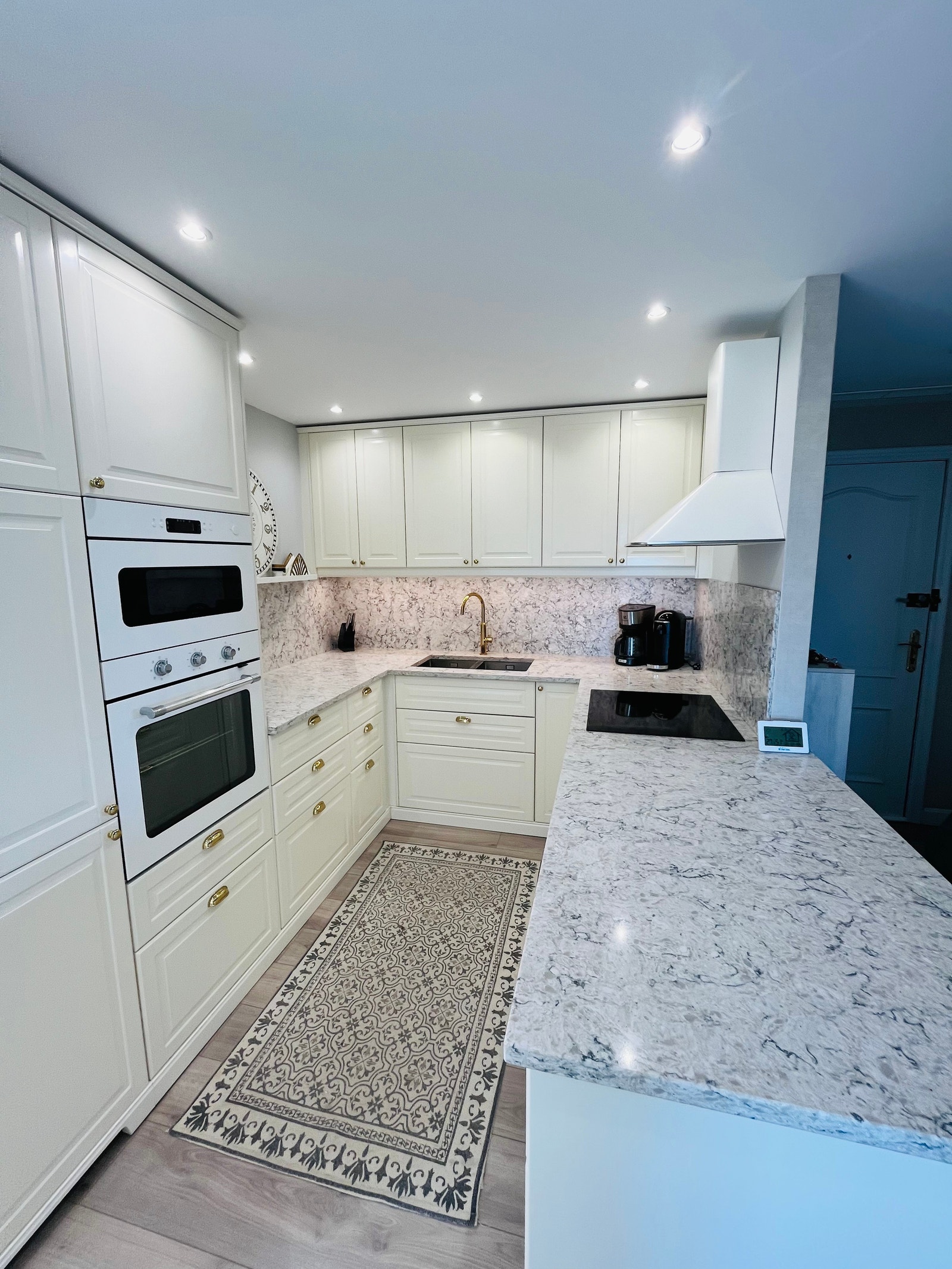 Kjøkken med det meste man trenger for å lage mat. Galleribilde