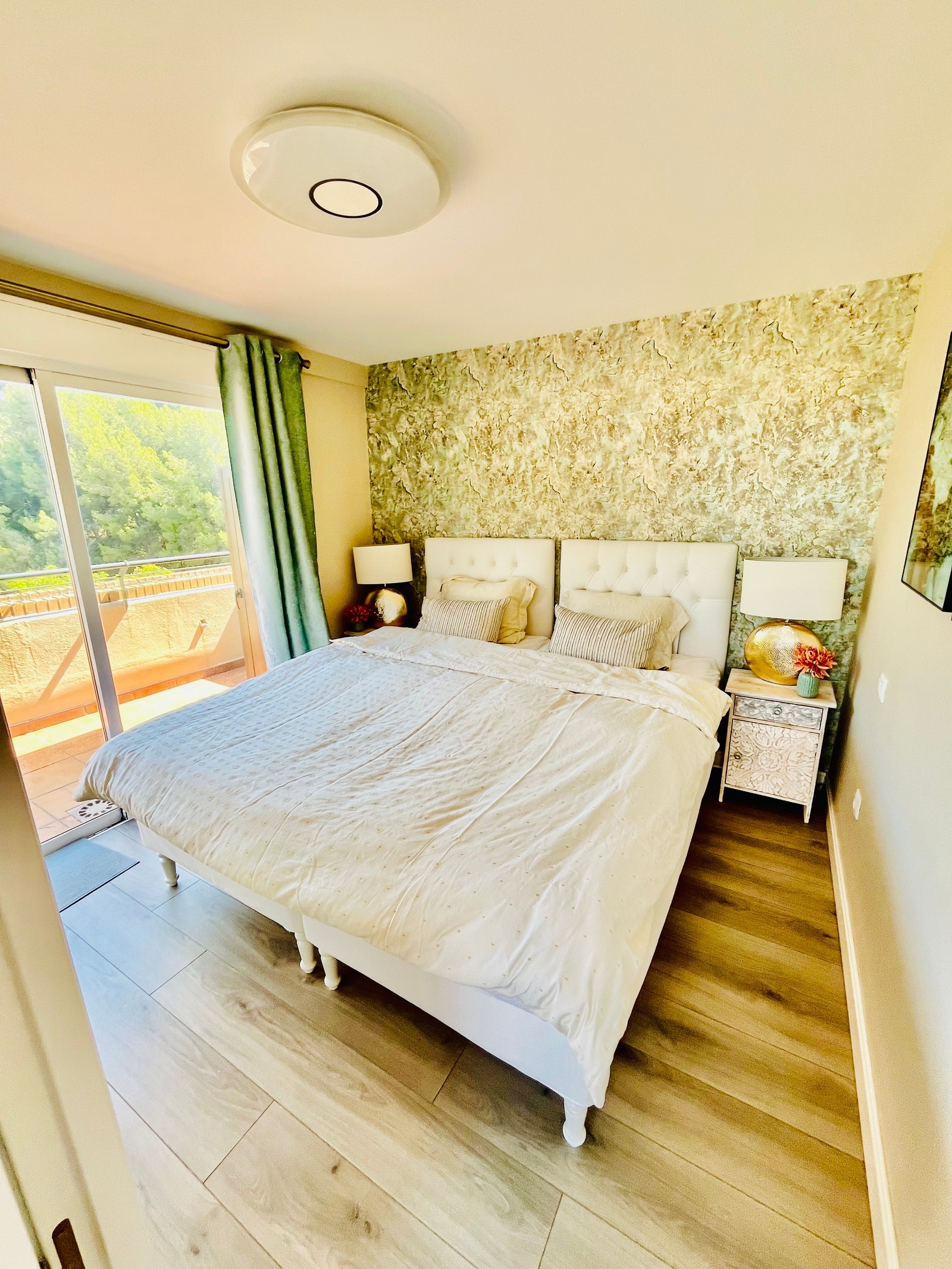 Soverom 2. Her kan sengene separeres til 2 á 90 cm. Medium fast seng. Enten dobbelt dyne eller 2 enkeltdyner. Galleribilde