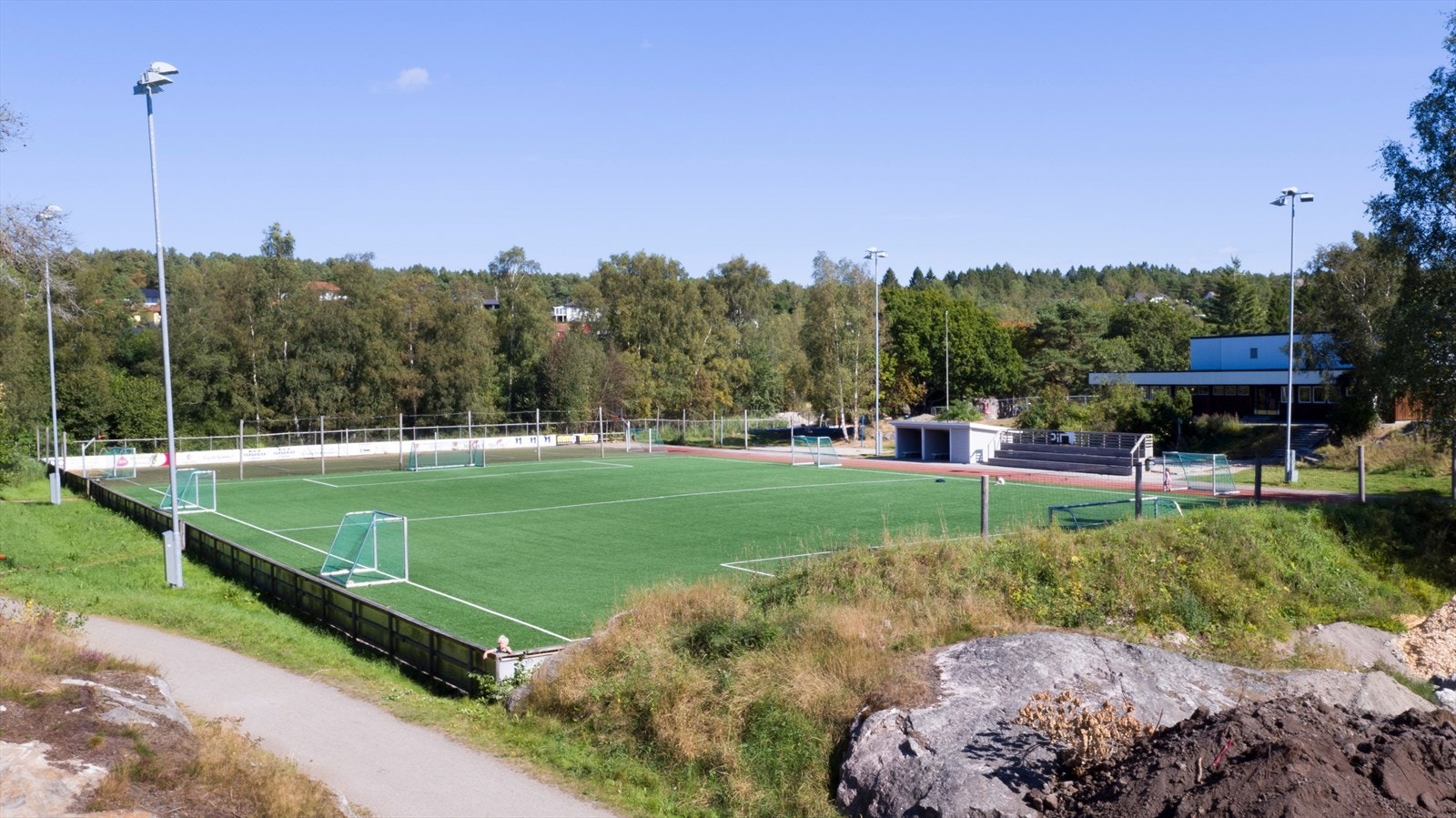 Det er kort vei til skole, barnehage, søndagsåpen butikk, busstopp m.m. Ypperlig for barnefamilier! Galleribilde