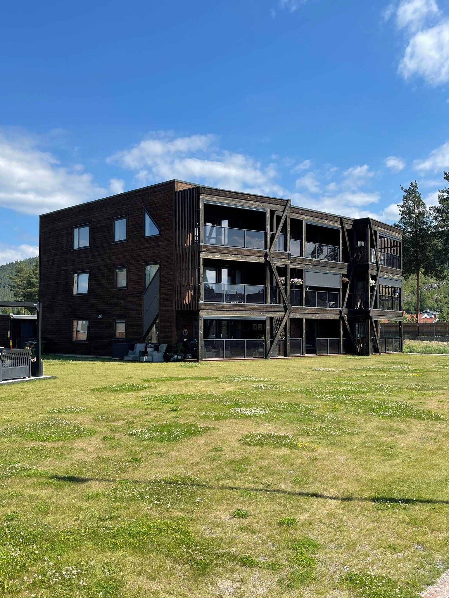 Boligen som skal selges i 3 etg - den har svært gode solforhold og godt utsyn Galleribilde