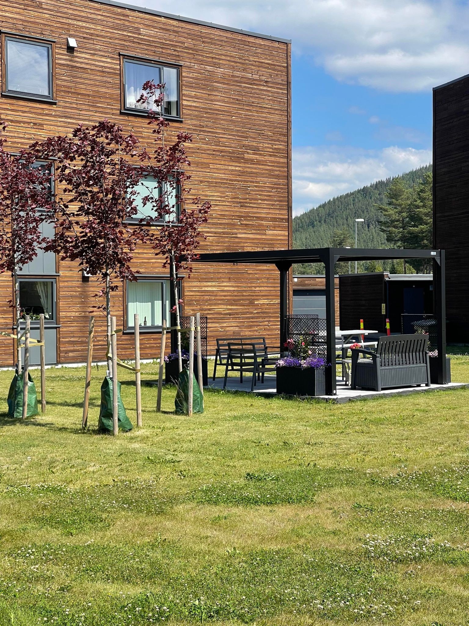 Det er opparbeidet en felles uteplass hvor man kan sitte å nyte fine sommerdager og sosial sammenkomster Galleribilde