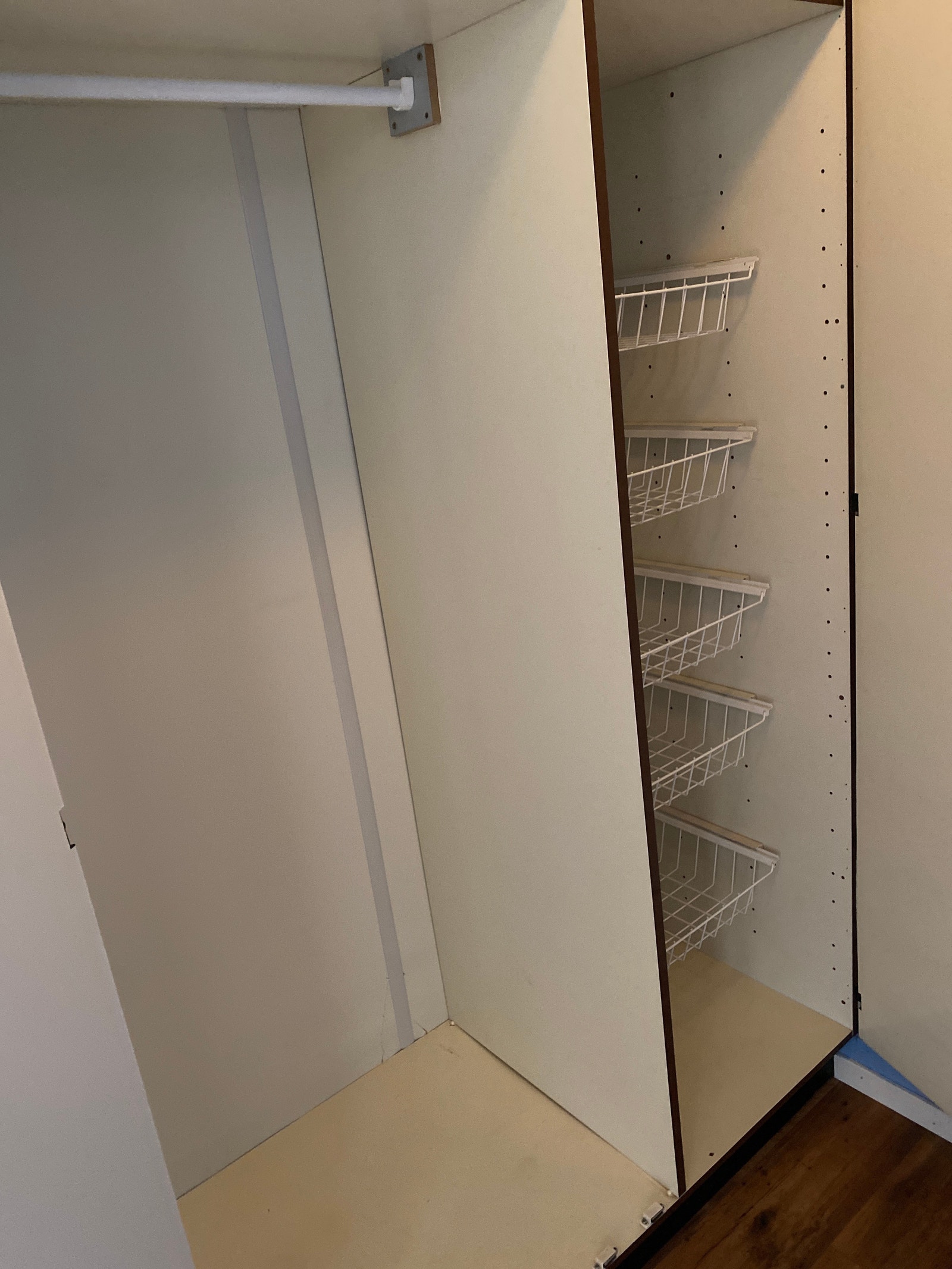 Kleskap i garderobe Galleribilde