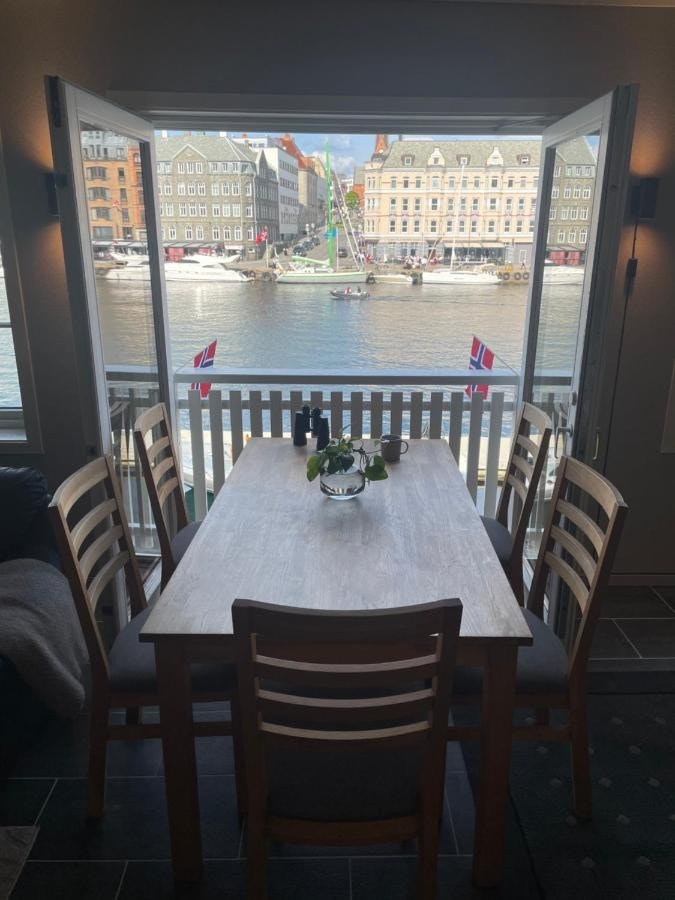Her kan et bedre måltid nytes med nydelig utsikt til indre kai Galleribilde