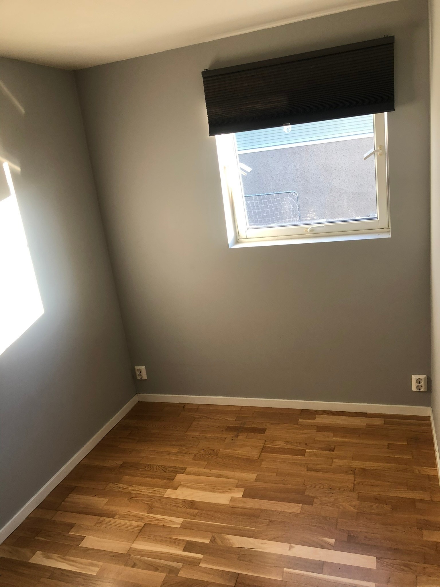 Soverom med god plass til dobbeltseng Galleribilde