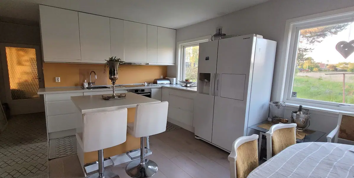 Felles og åpen kjøkken, integrerte hvitevarer, kjøleskap/frys Galleribilde