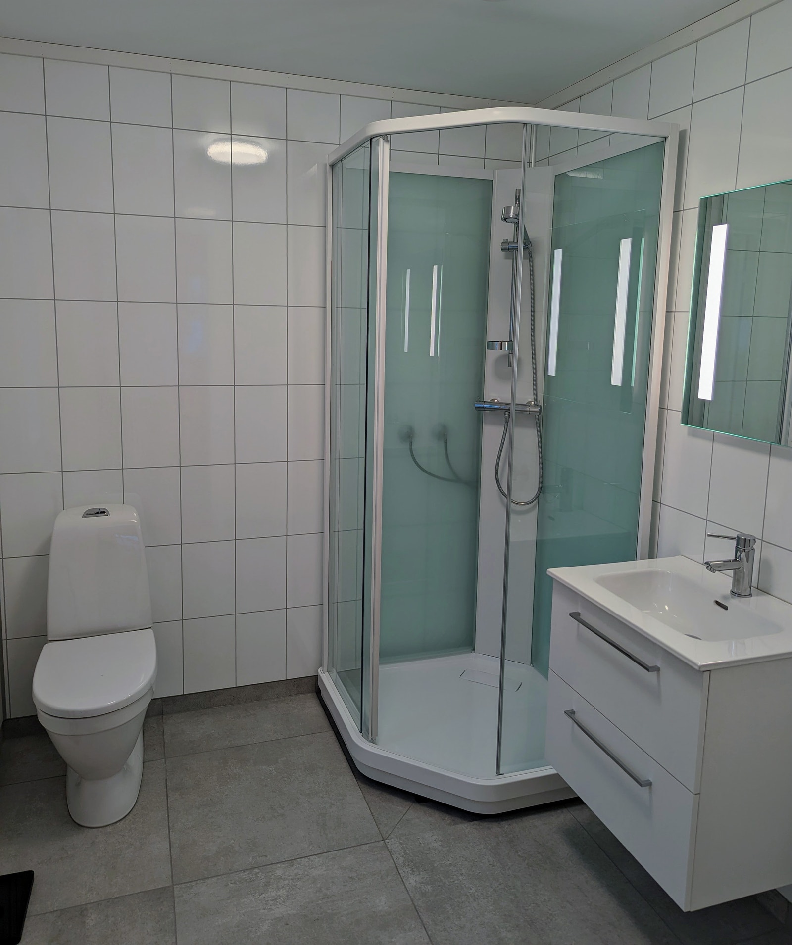 Badet, slik det så ut da huset og leiligheten var nybygget høsten 2022. Galleribilde