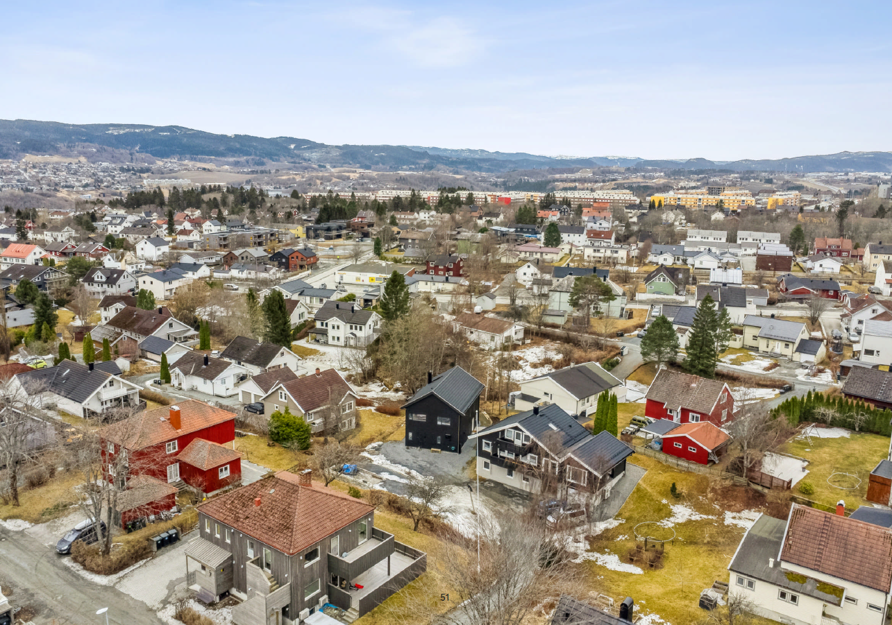 Det er et hyggelig og rolig nabolag på Byåsen, nærbutikken (og trikkestoppen) kan sees i bakgrunnen ved Bøckmans veg, kun et steinkast unna. (Bilde er hentet fra denne boligannonsen: finn.no/345580758) Galleribilde