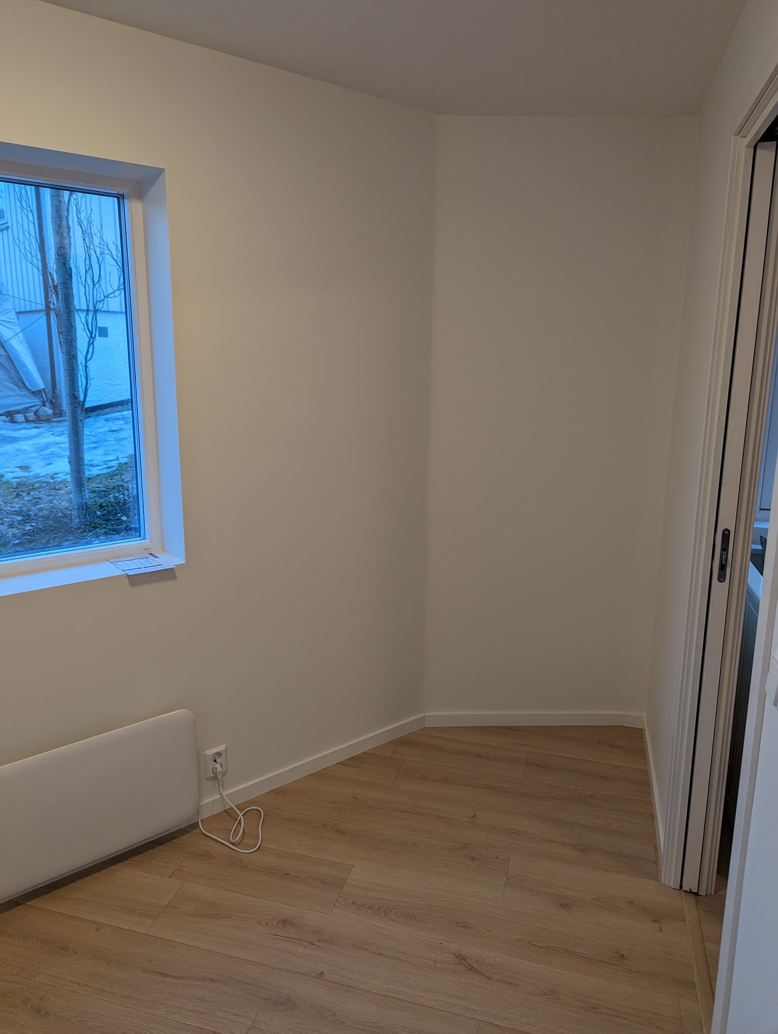 Soverommet, slik det så ut da huset og leiligheten var nybygget høsten 2022. Galleribilde