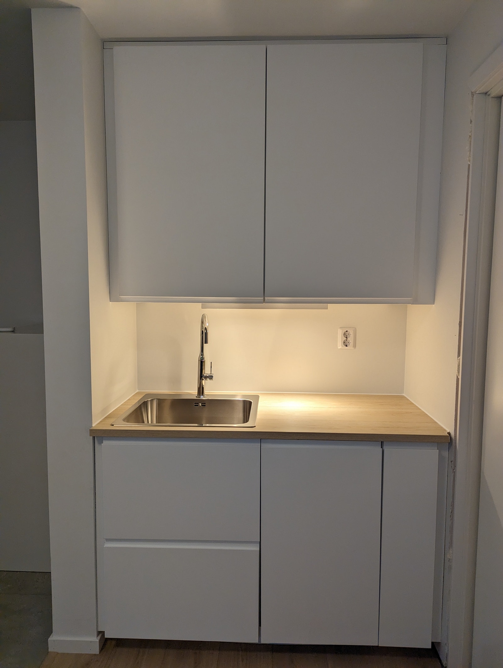 Kjøkken/stue, slik det så ut da huset og leiligheten var nybygget høsten 2022. Galleribilde