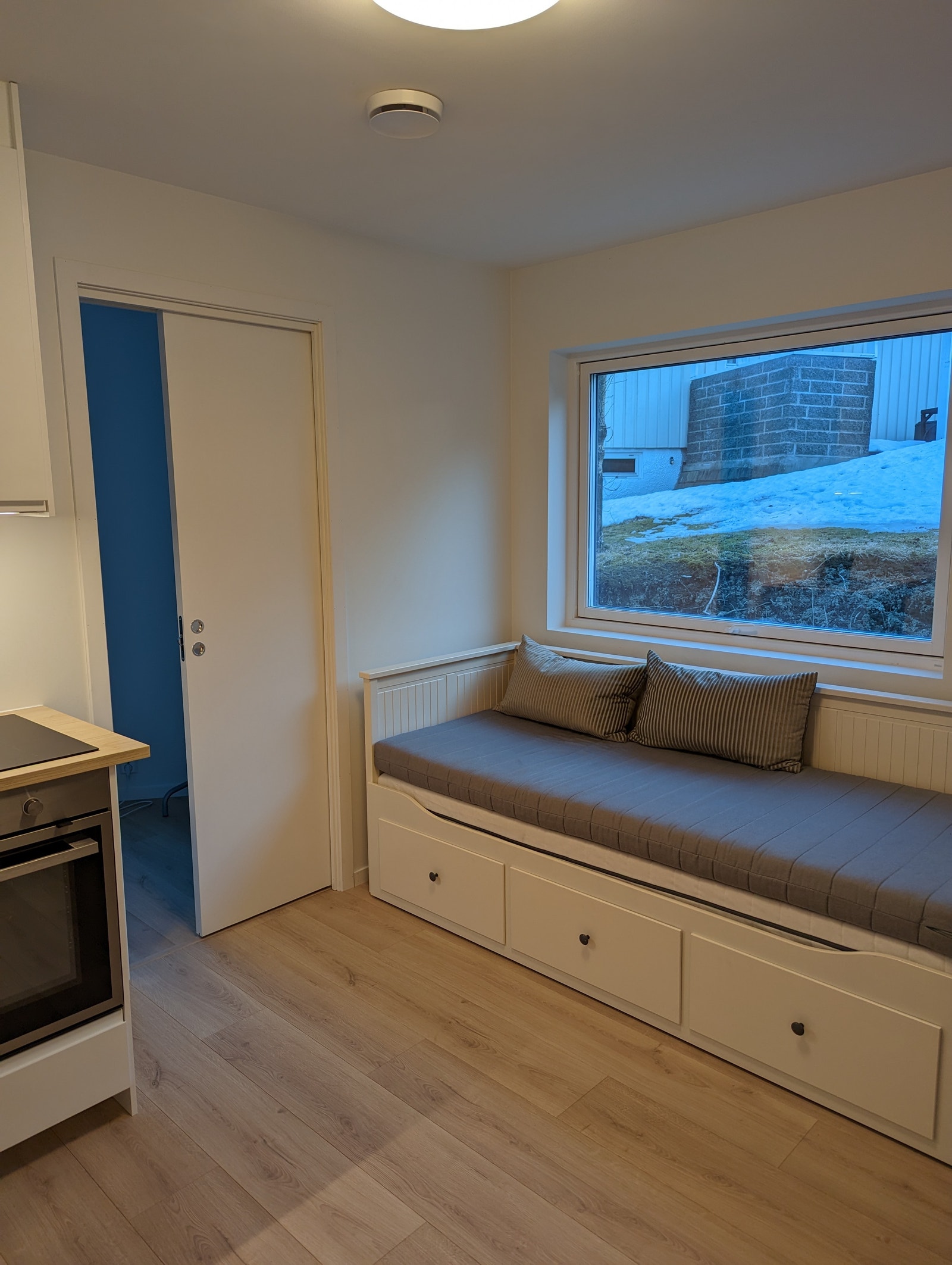 Kjøkken/stue, slik det så ut da huset og leiligheten var nybygget høsten 2022. Galleribilde