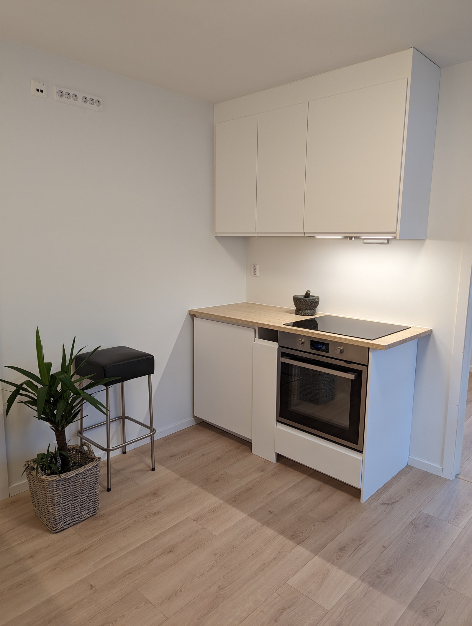 Kjøkken/stue, slik det så ut da huset og leiligheten var nybygget høsten 2022. Galleribilde