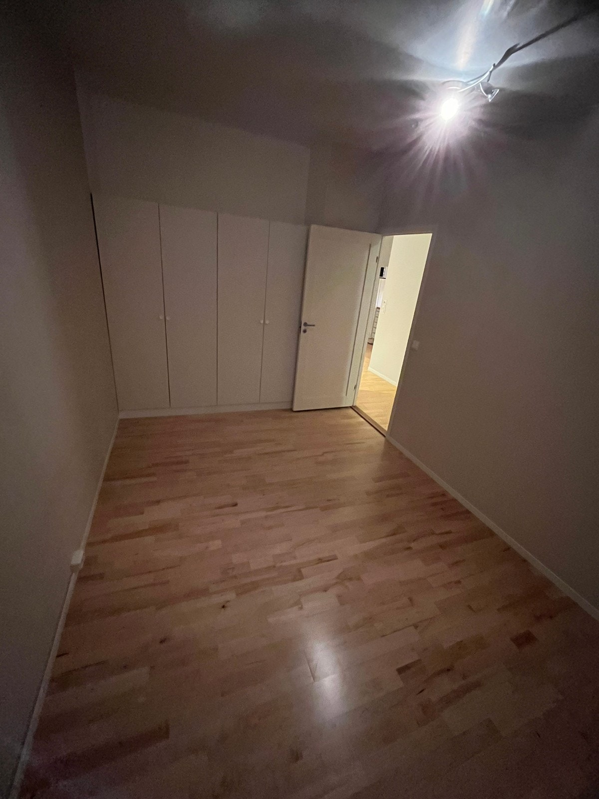 Soverom med garderobeskap Galleribilde