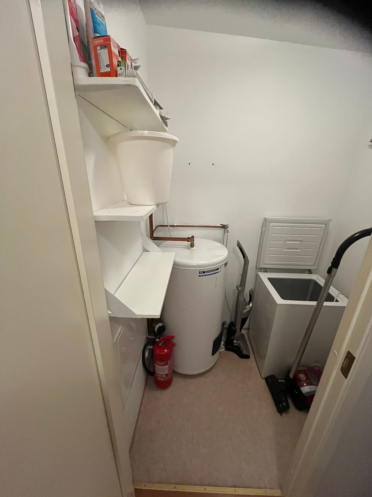 Bod med fryseboks og hylleplass Galleribilde