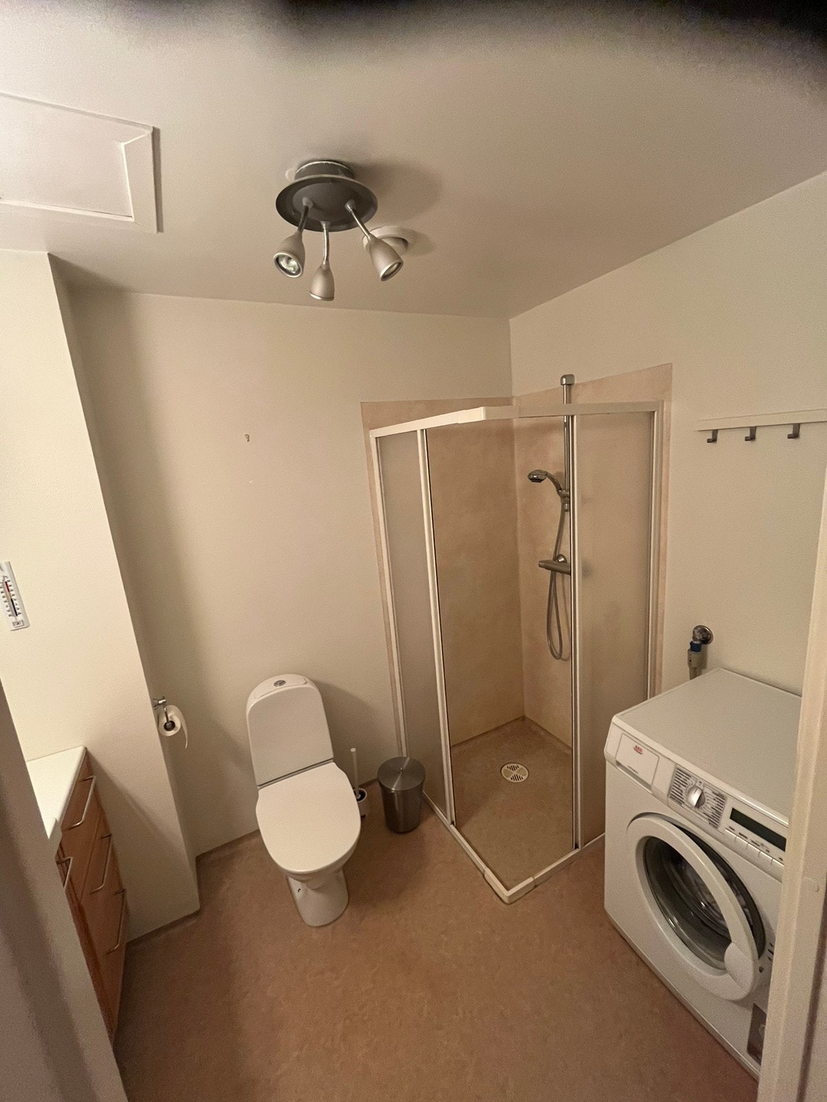 Bad med dusj og vaskemaskin Galleribilde