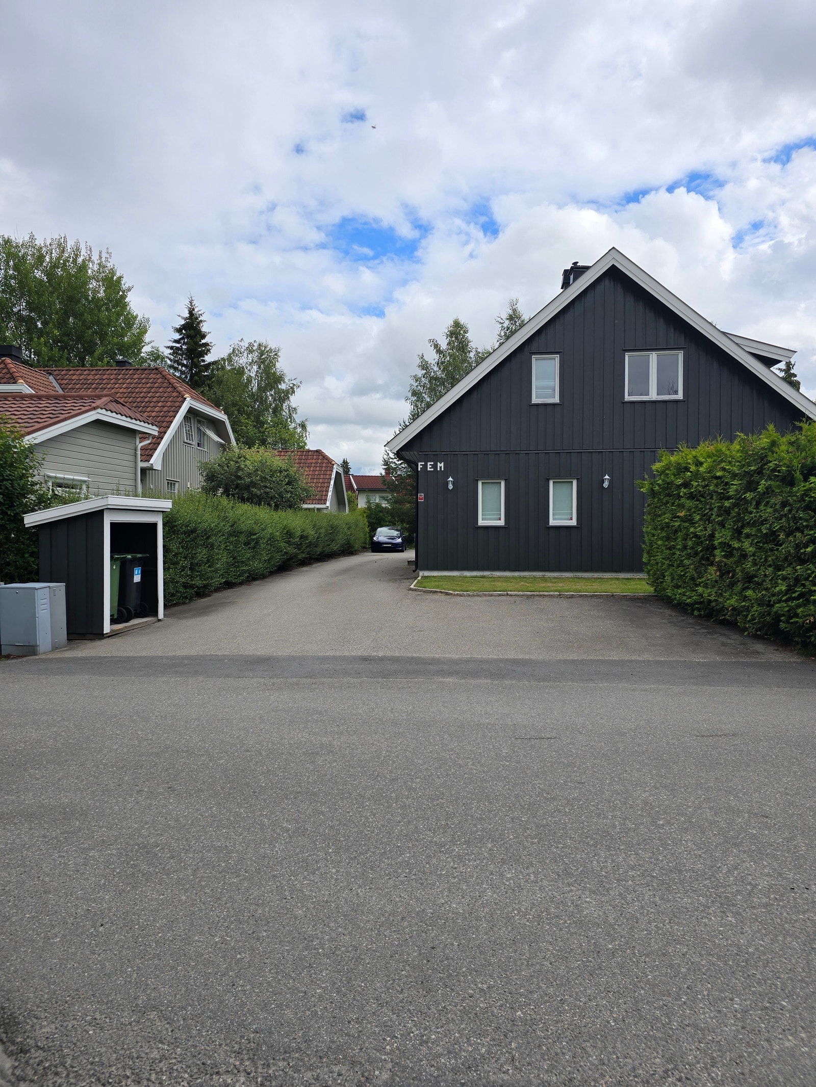 Muligheten for 2 biler eller en campingvogn Galleribilde