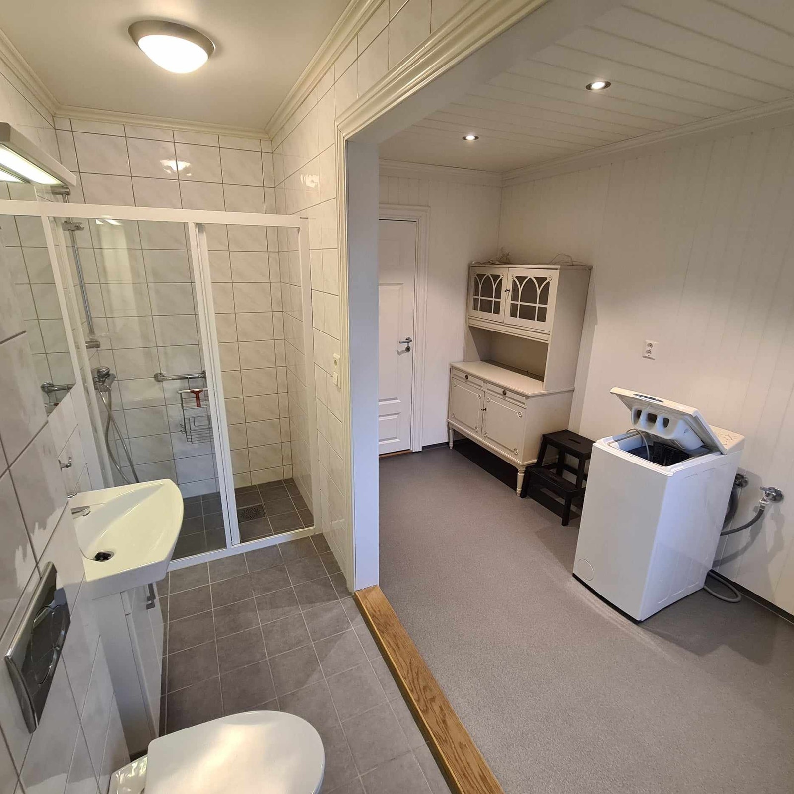 Bad. Bildene er fra forrige leietaker, dagens leietaker har annet inventar. Galleribilde