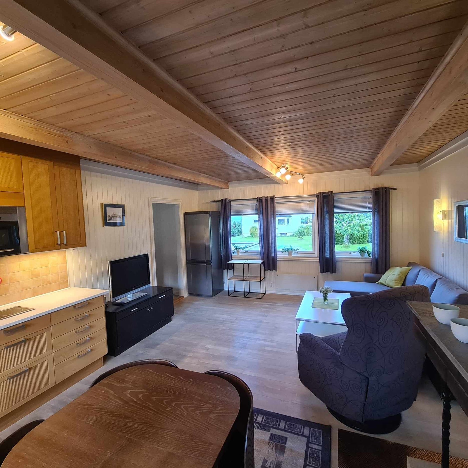 Spiseplass & kjøkken. Bildene er fra forrige leietaker, dagens leietaker har annet inventar. Galleribilde