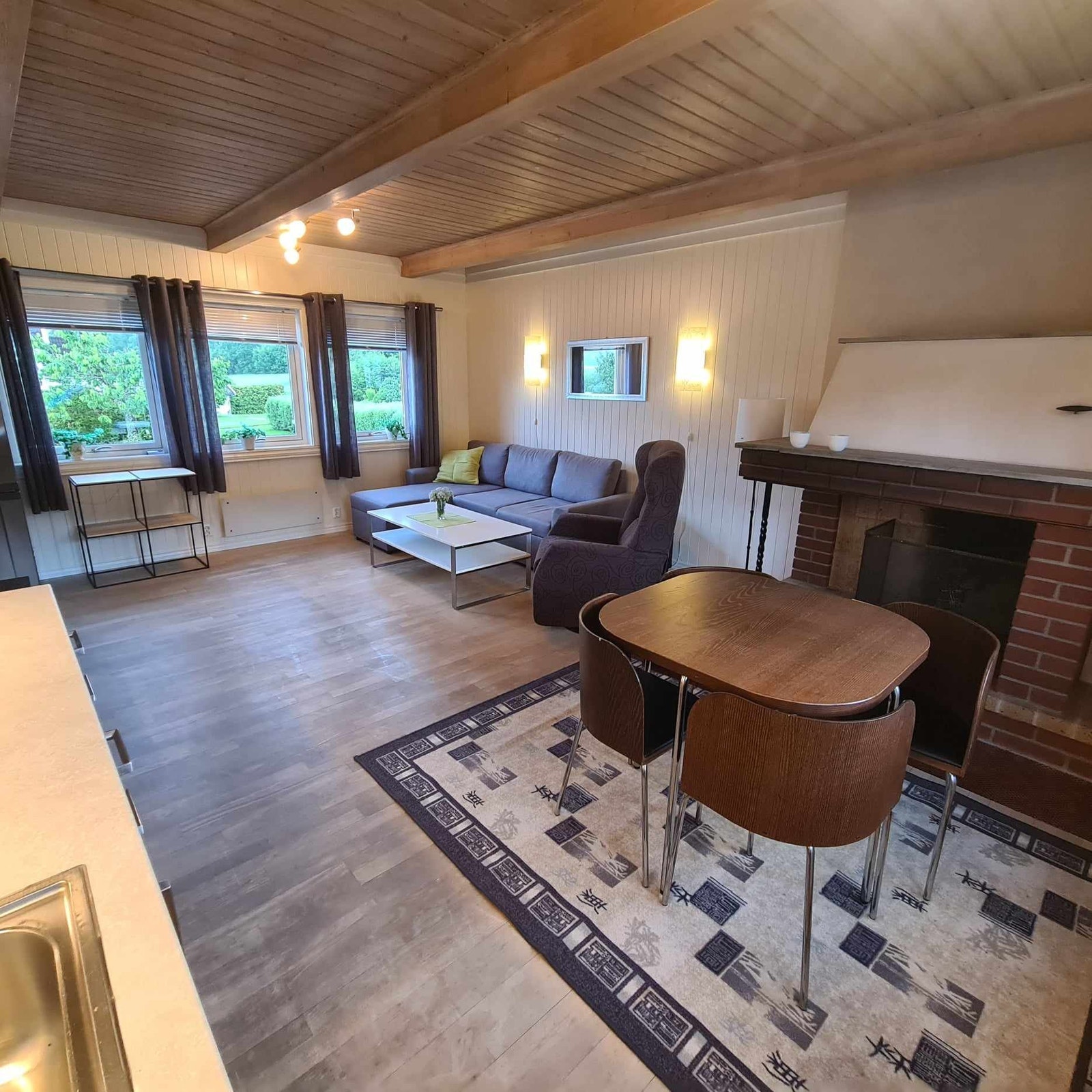 Spiseplass & Peis. Bildene er fra forrige leietaker, dagens leietaker har annet inventar. Galleribilde