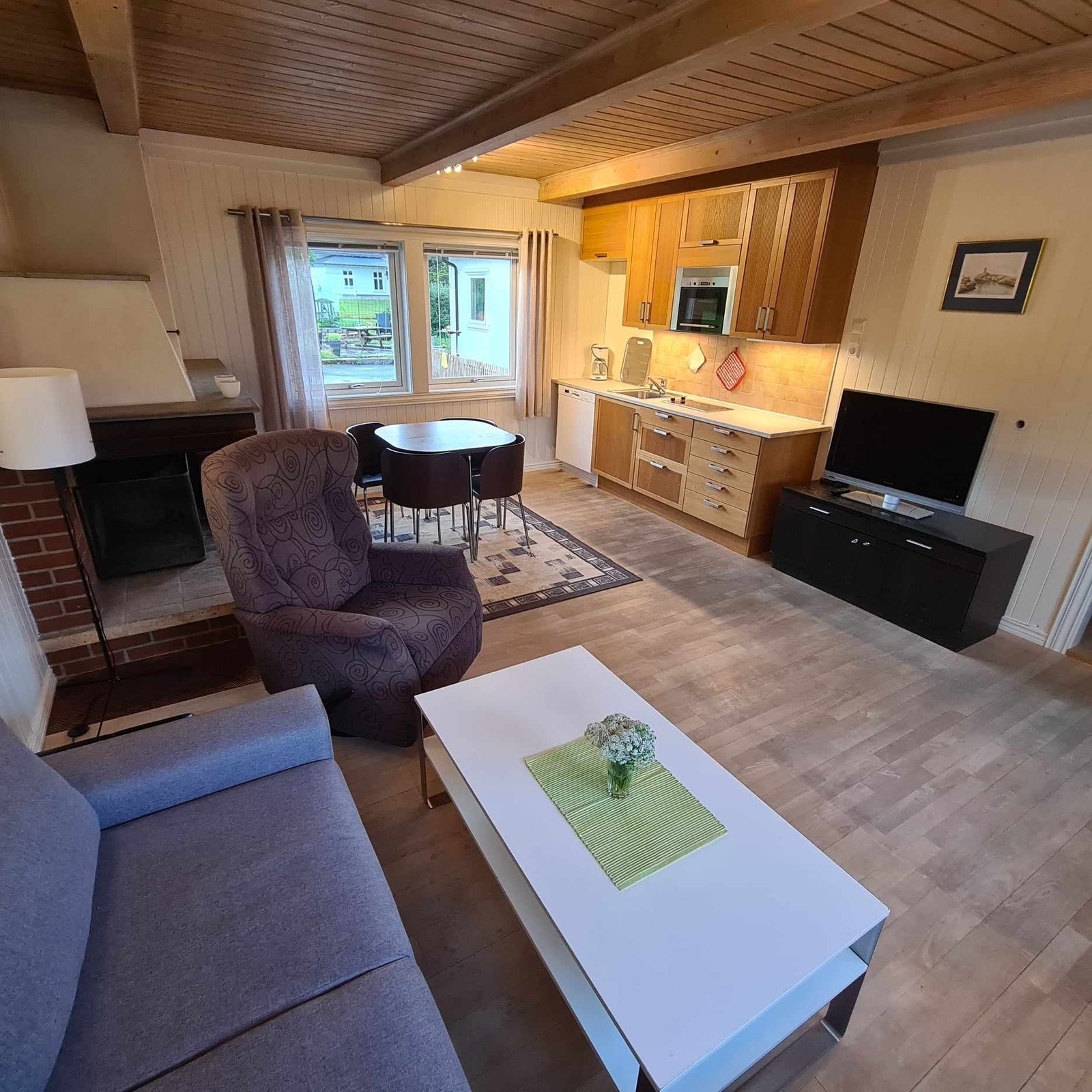 Stue & kjøkken. Bildene er fra forrige leietaker, dagens leietaker har annet inventar. Galleribilde