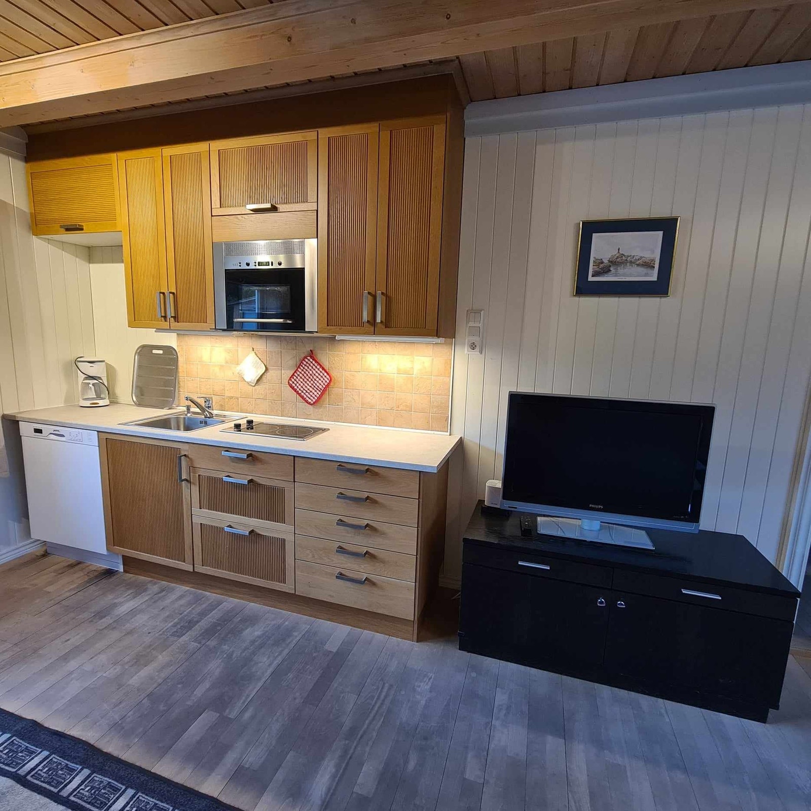 Kjøkken & stue. Bildene er fra forrige leietaker, dagens leietaker har annet inventar. Galleribilde