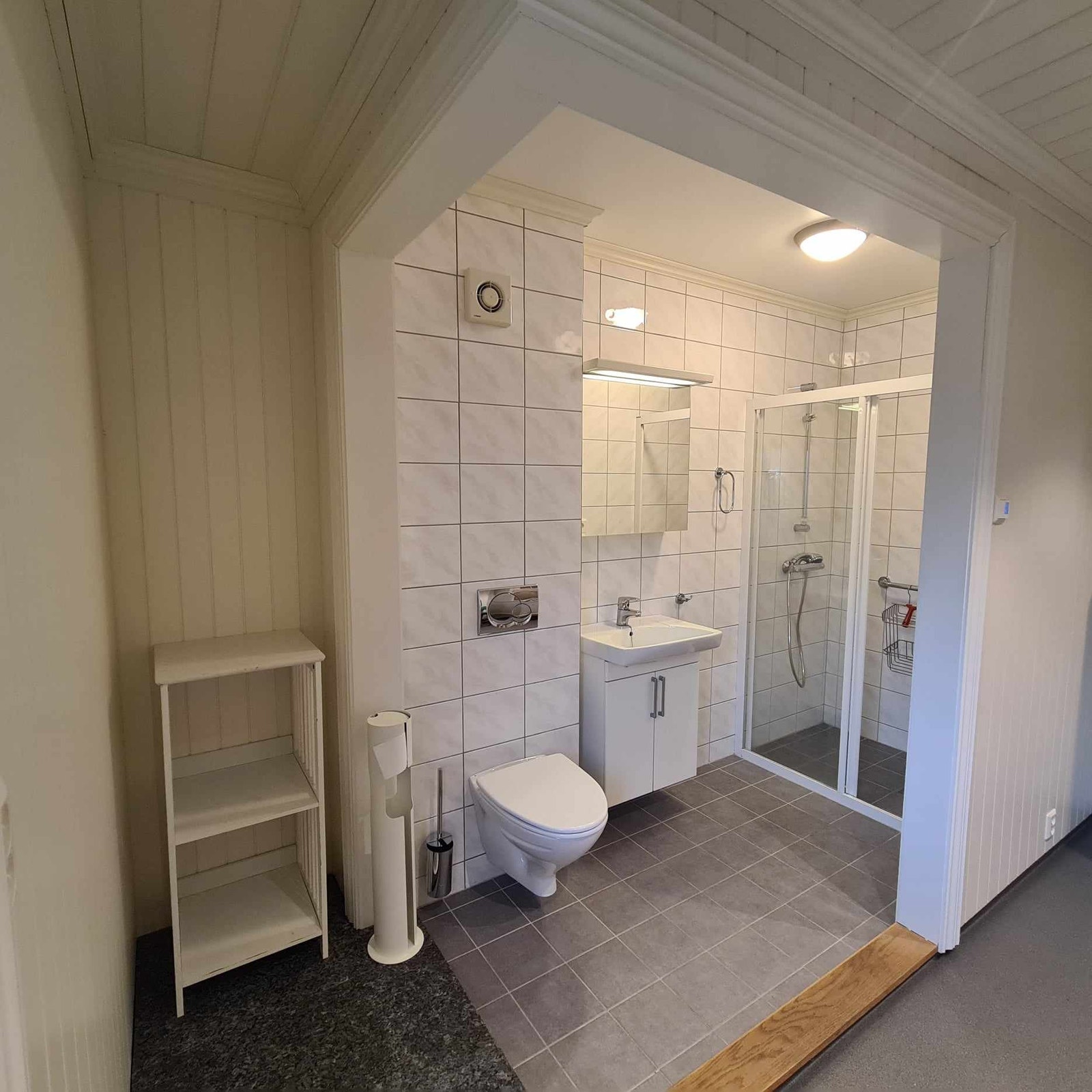 Bad. Bildene er fra forrige leietaker, dagens leietaker har annet inventar. Galleribilde