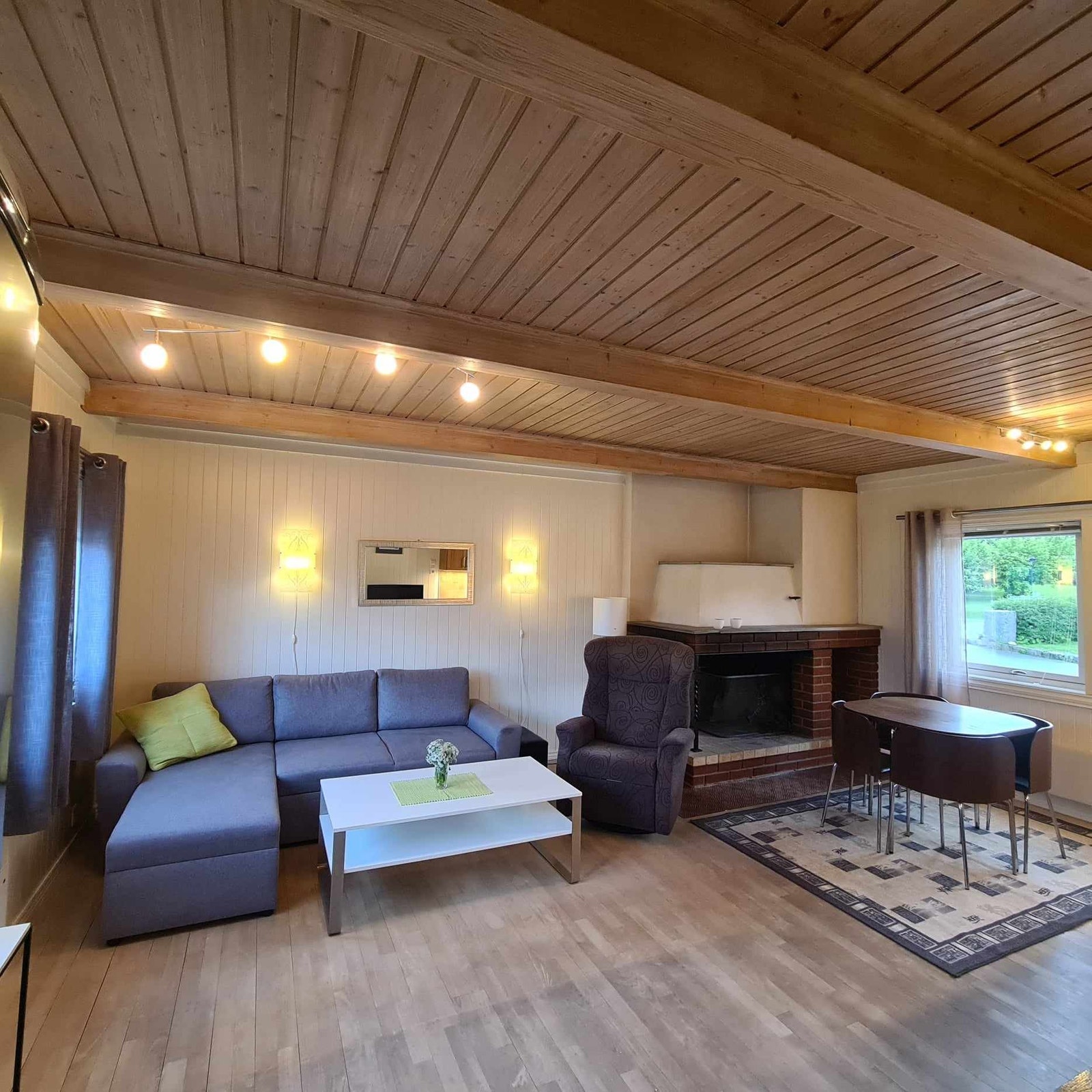 Stue. Bildene er fra forrige leietaker, dagens leietaker har annet inventar. Galleribilde