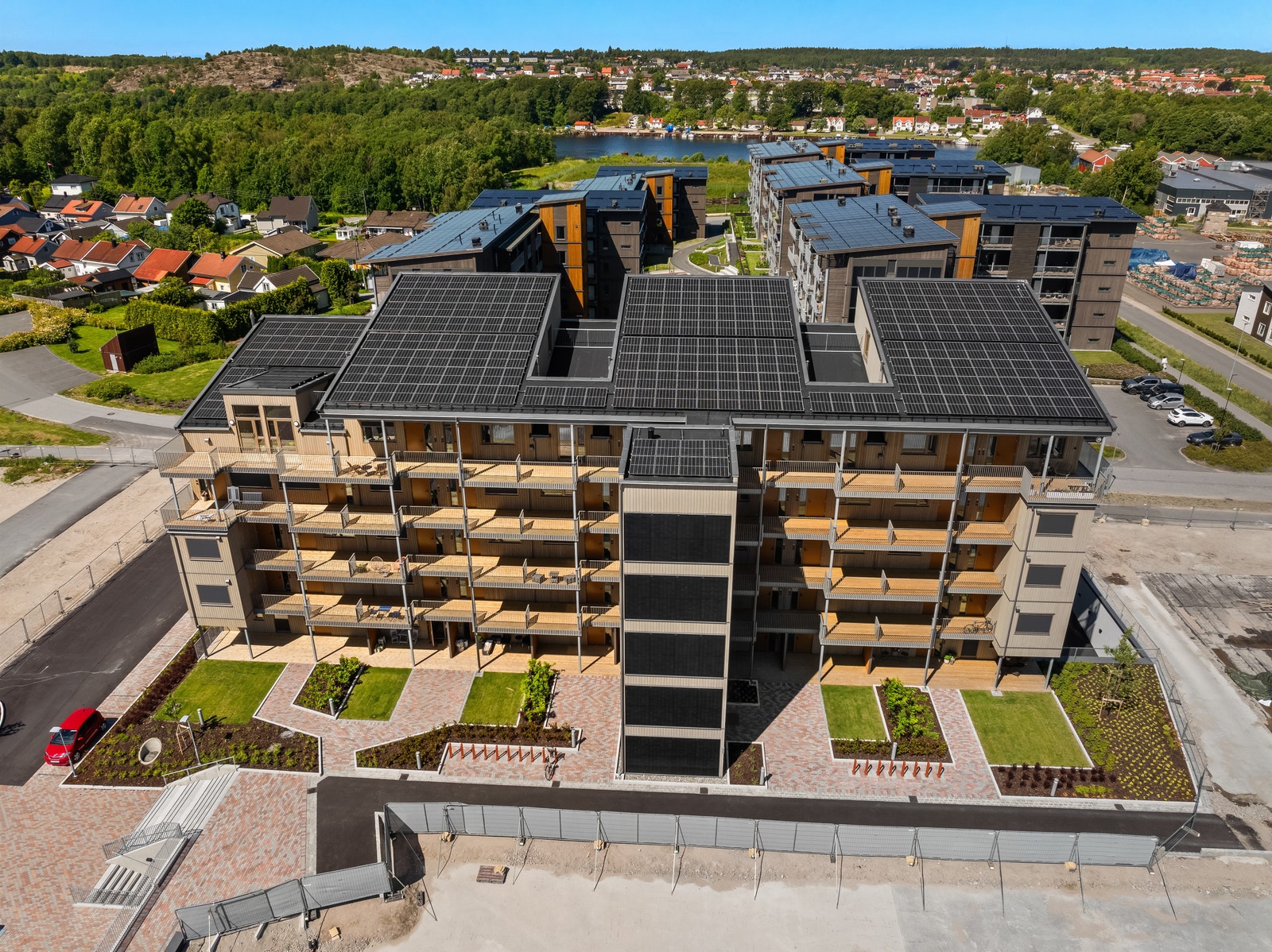 Tak og fasader har solceller Galleribilde