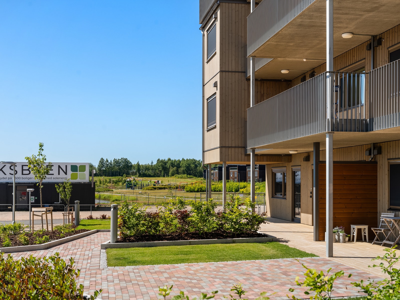 Gartneren ferdigstilte grøntanlegget rundt bygget sommeren 2024 Galleribilde