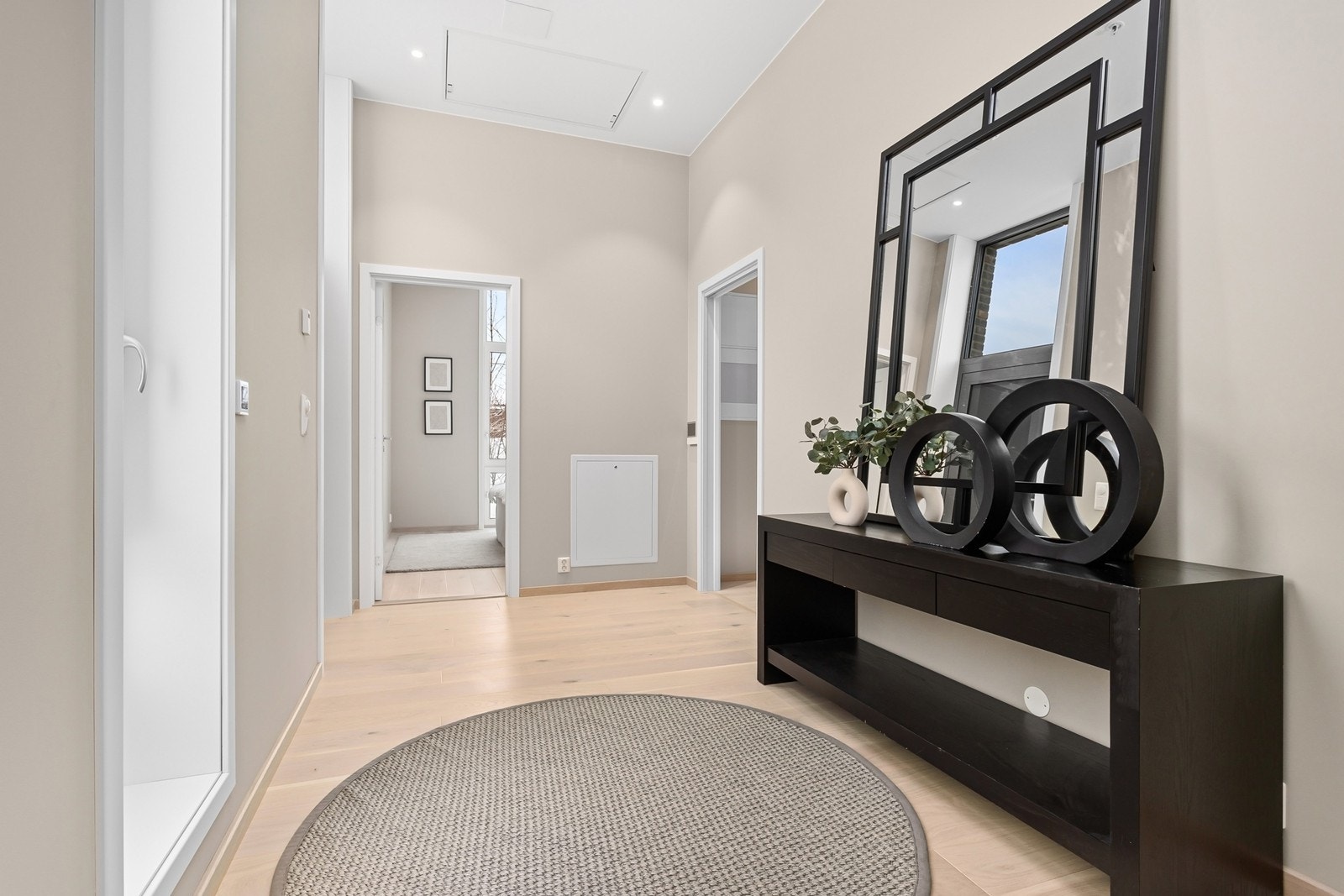 Romslig hall med god plass for kontor eller ekstra agrderobeløsning. Galleribilde