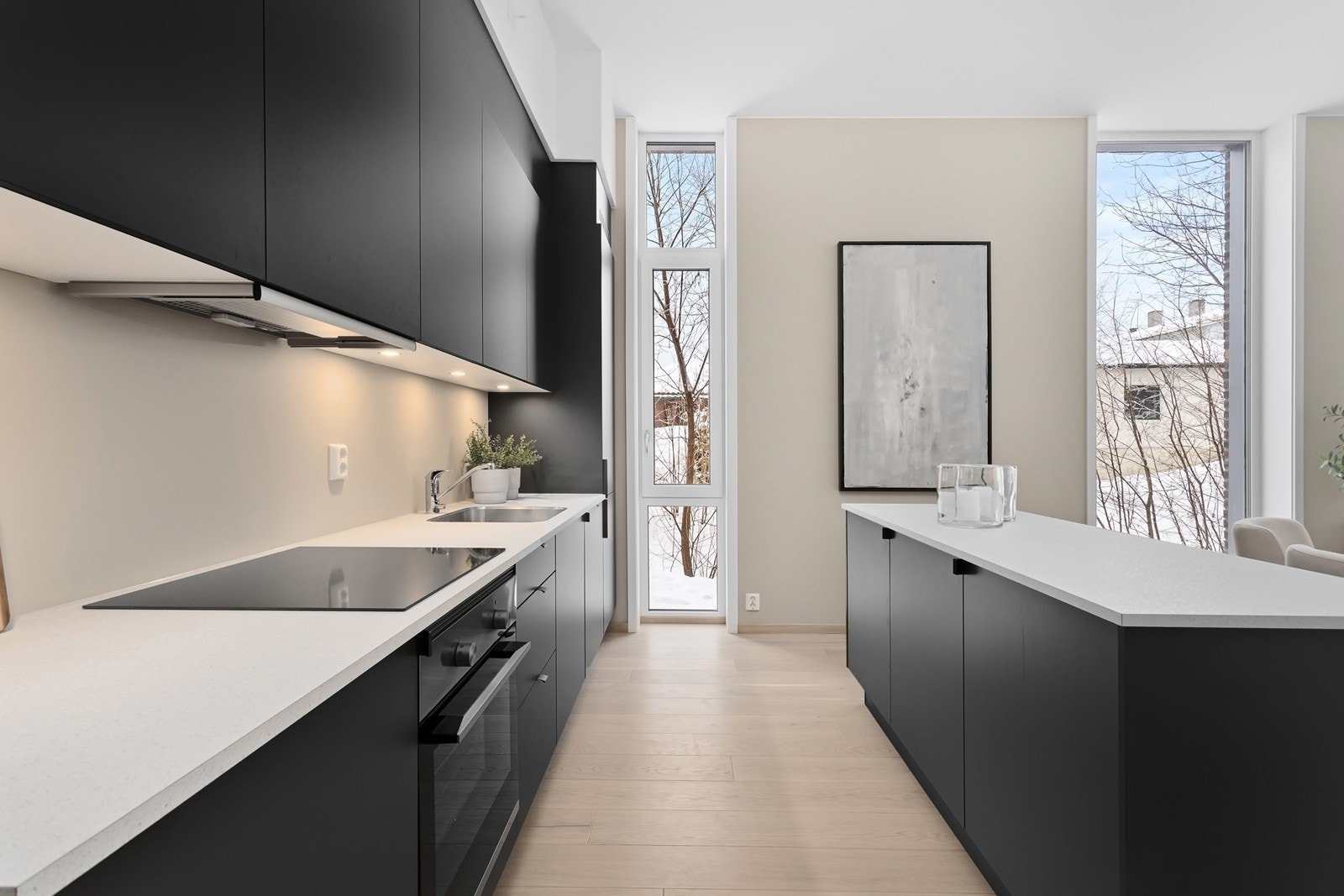 Lys, slitesterk benkeplate i laminat. Galleribilde