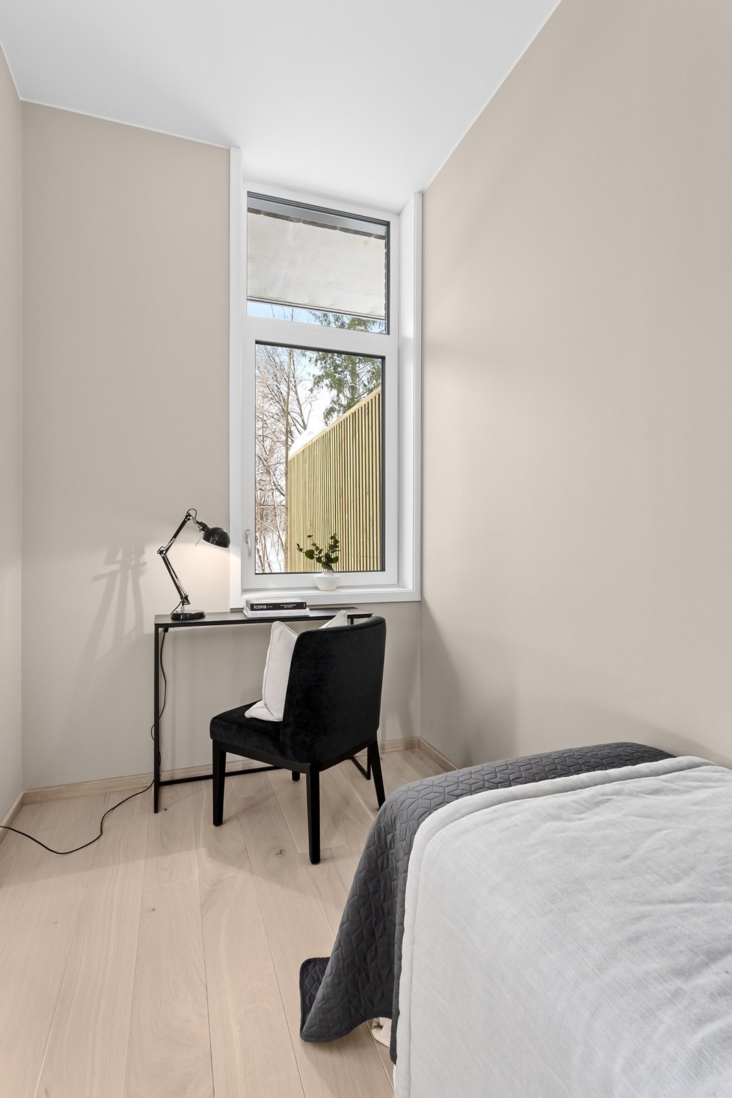 God plass til både seng, nattbord og skrivepult. Galleribilde