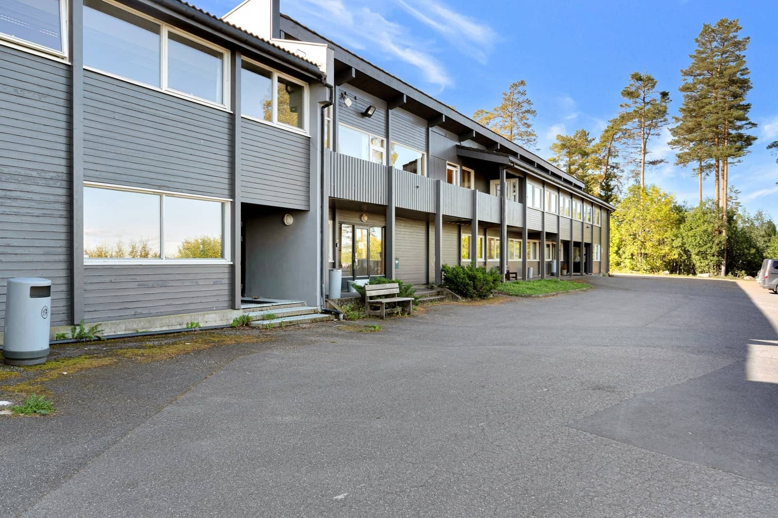 Asfaltert uteområde med gode parkeringsmuligheter Galleribilde